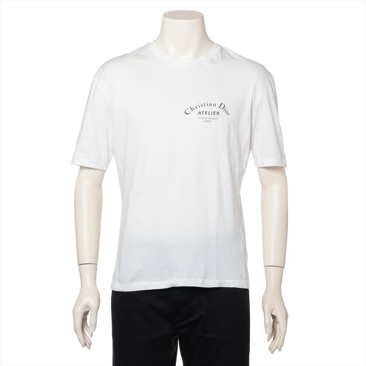 Das Dior Atelier Logo Baumwoll-T-Shirt in Weiß ist ein schlichtes und modernes Stück, das lässigen Stil mit Luxus verbindet. Das T-Shirt ist aus hochwertiger Baumwolle gefertigt und bietet einen weichen, angenehmen Tragekomfort. Das kultige Dior