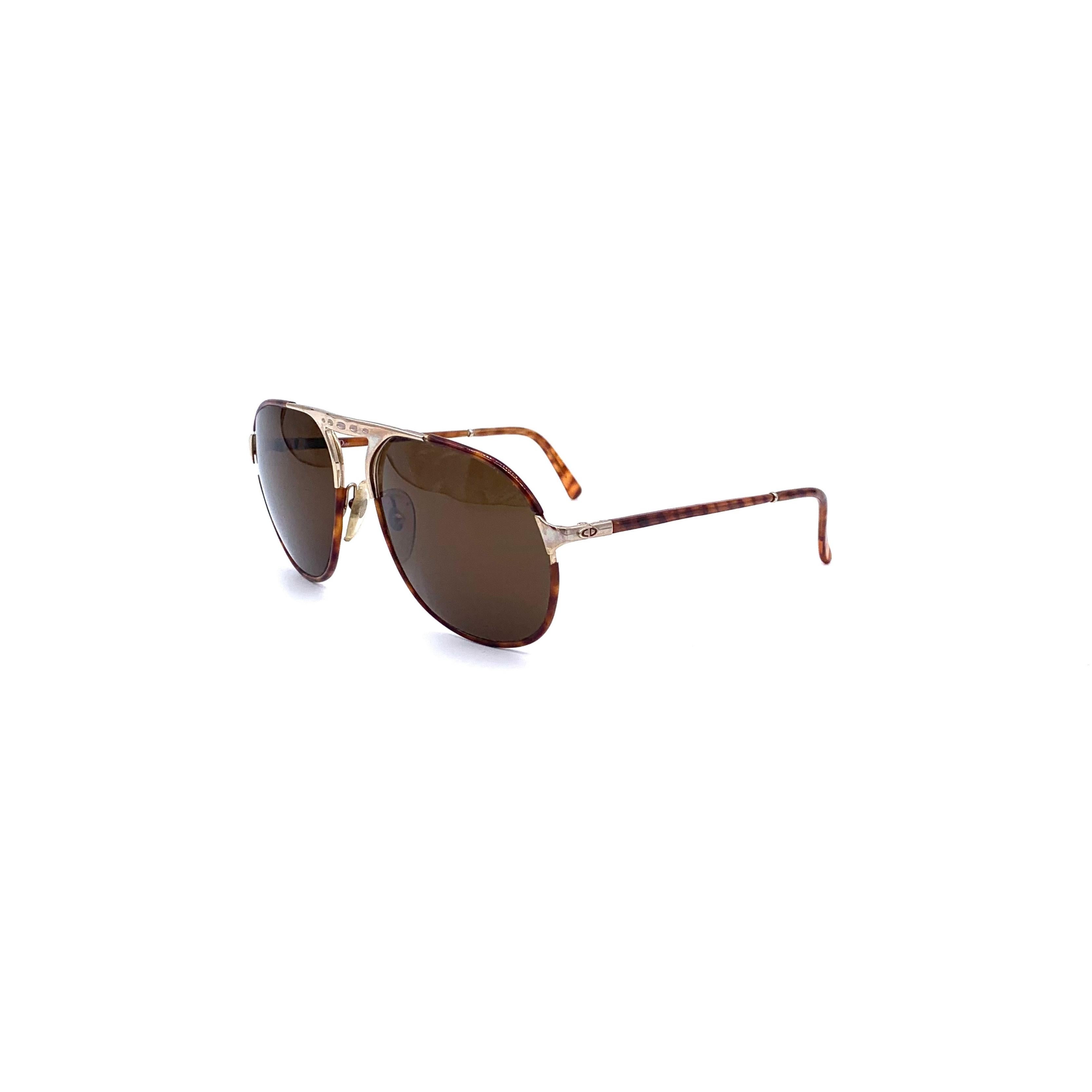 Experience the retro style of Dior Aviator Sunglasses. Featuring a classic aviator silhouette with brown lenses, a tortoiseshell effect acetate frame, and a golden metal bridge, these sunglasses are ideal for achieving a vintage look.