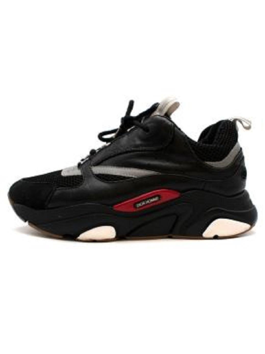 Scarpe da ginnastica Dior B22 in pelle nera

- Allacciatura sulla tomaia
- Logo laterale
- I sottopiedi sono foderati in tessuto
- Suole in gomma resistente

Materiale
Pelle,  Maglia,  Pelle nabuk
Suole in gomma

Prodotto in Italia

9.5/10 Ottime