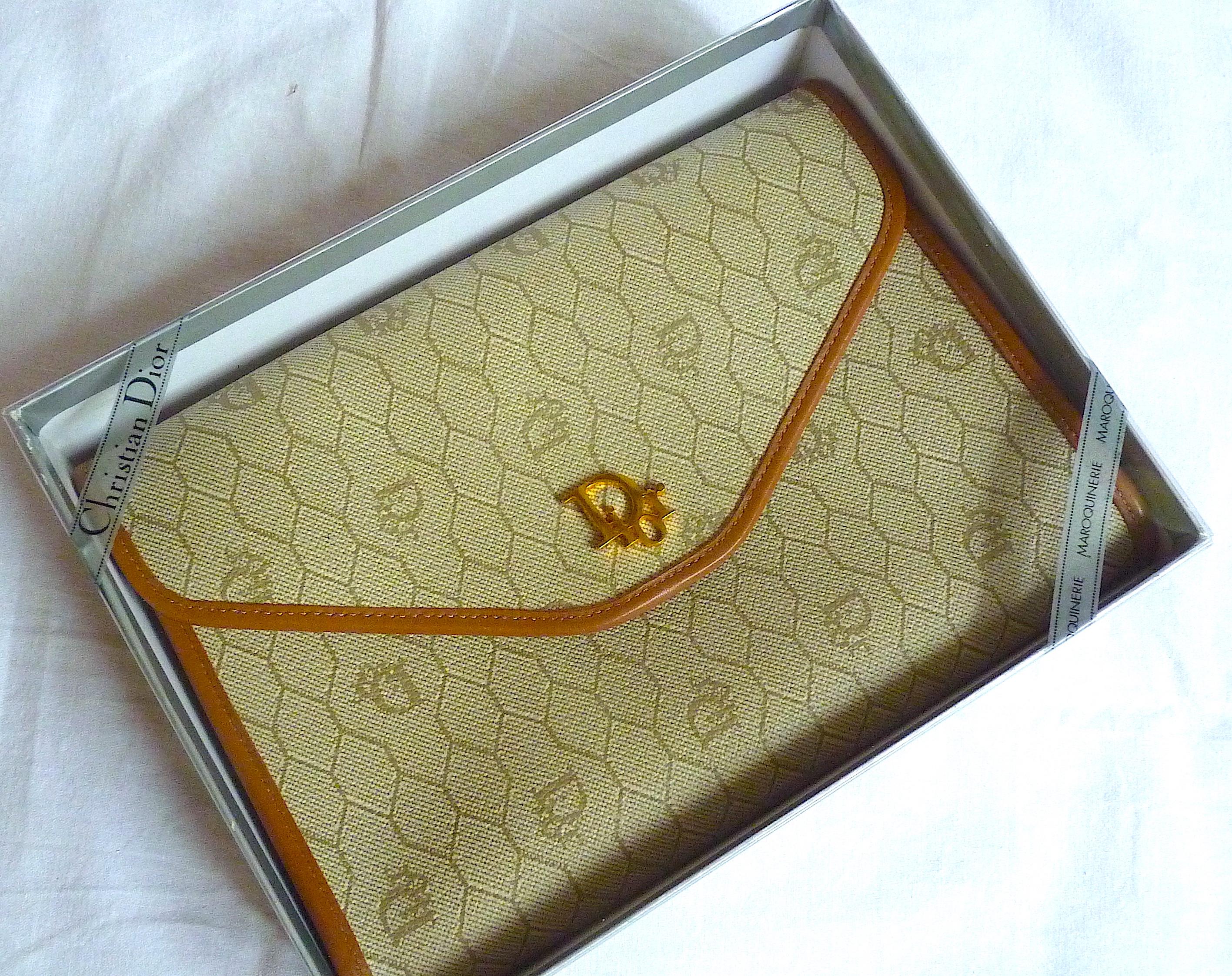 DIOR Tasche aus den 1980er Jahren, brandneu in der Original Dior Box. Beigefarbener Dior-Logo-Leinwand und braunes Leder mit goldener Hardware.

Perfekter Zustand, brandneu in der Dior-Originalverpackung

Signiert Christian Dior Made in France