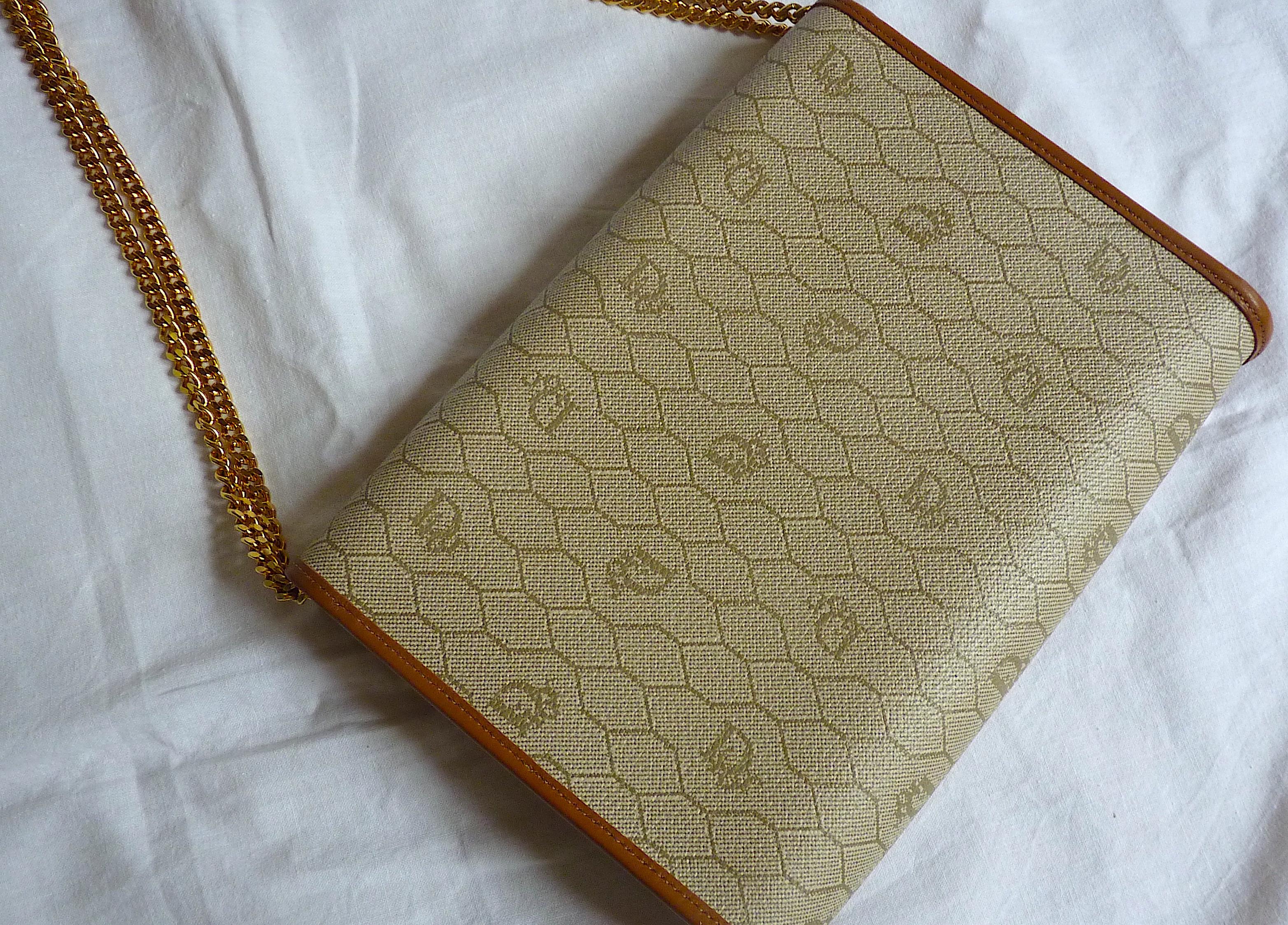 DIOR Tasche Beige Logo Canvas Brown Leder Gold Metallkette Vintage aus den 1980er Jahren Damen im Angebot