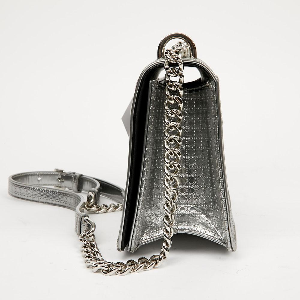 Nicht mehr auf Lager !!! Verpassen Sie es nicht! Diese Diorama Tasche mit Überschlag aus silberfarbenem:: metallischem Kalbsleder kann sowohl über der Schulter als auch als Crossbody getragen werden. Der Gurt ist von 90 cm bis 100 cm verstellbar.