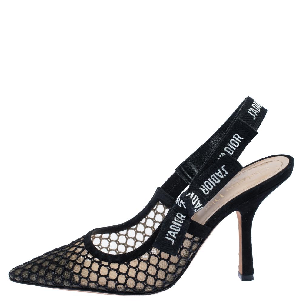 Mit diesen hübschen Sandalen von Dior werden Sie auf Schritt und Tritt gelobt. Das schwarze Paar ist aus Mesh gefertigt und verfügt über spitze Zehen und J'adior Schleifen-Slingbacks. Die Sandalen sind mit einer bequemen Ledersohle und einem gut