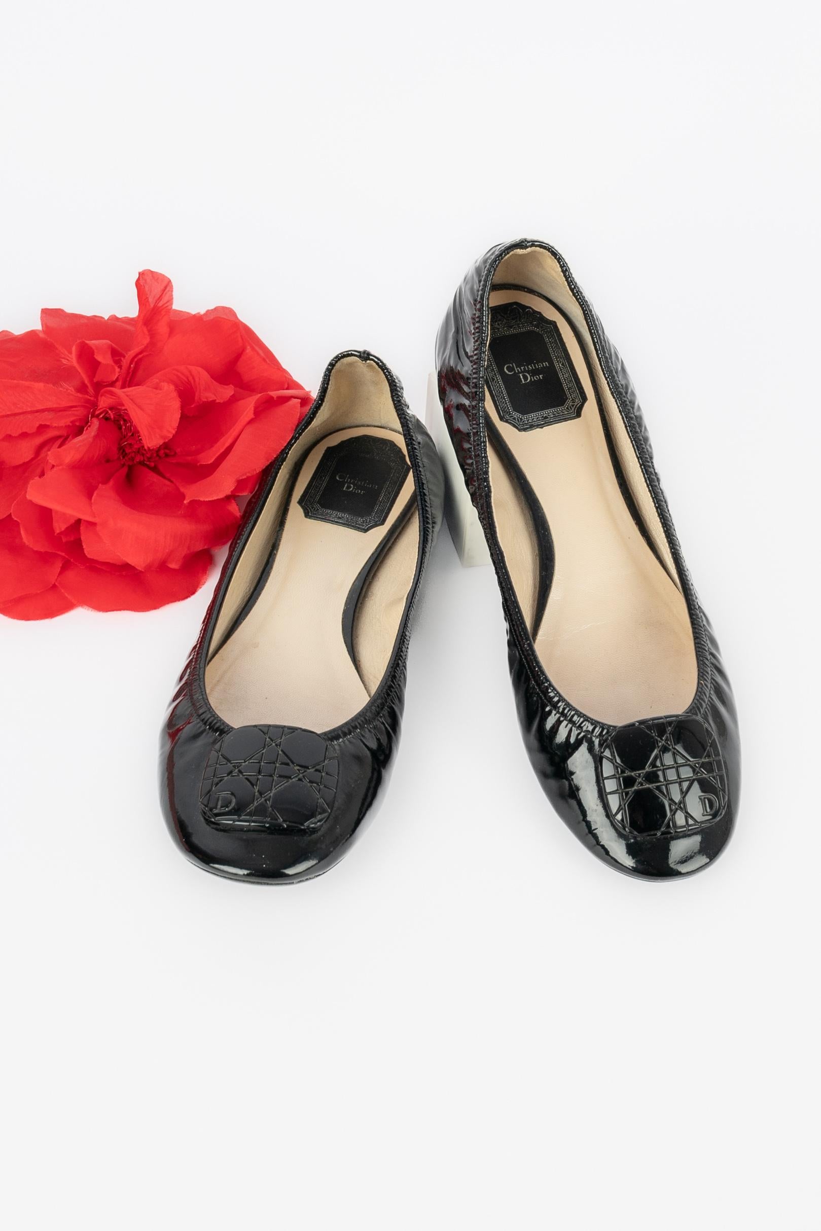 DIOR - (Made in Italy) Black patent leather ballerinas.

Condition:
Very good condition

Dimensions:
Size 37 1/2

SKU:CH98


