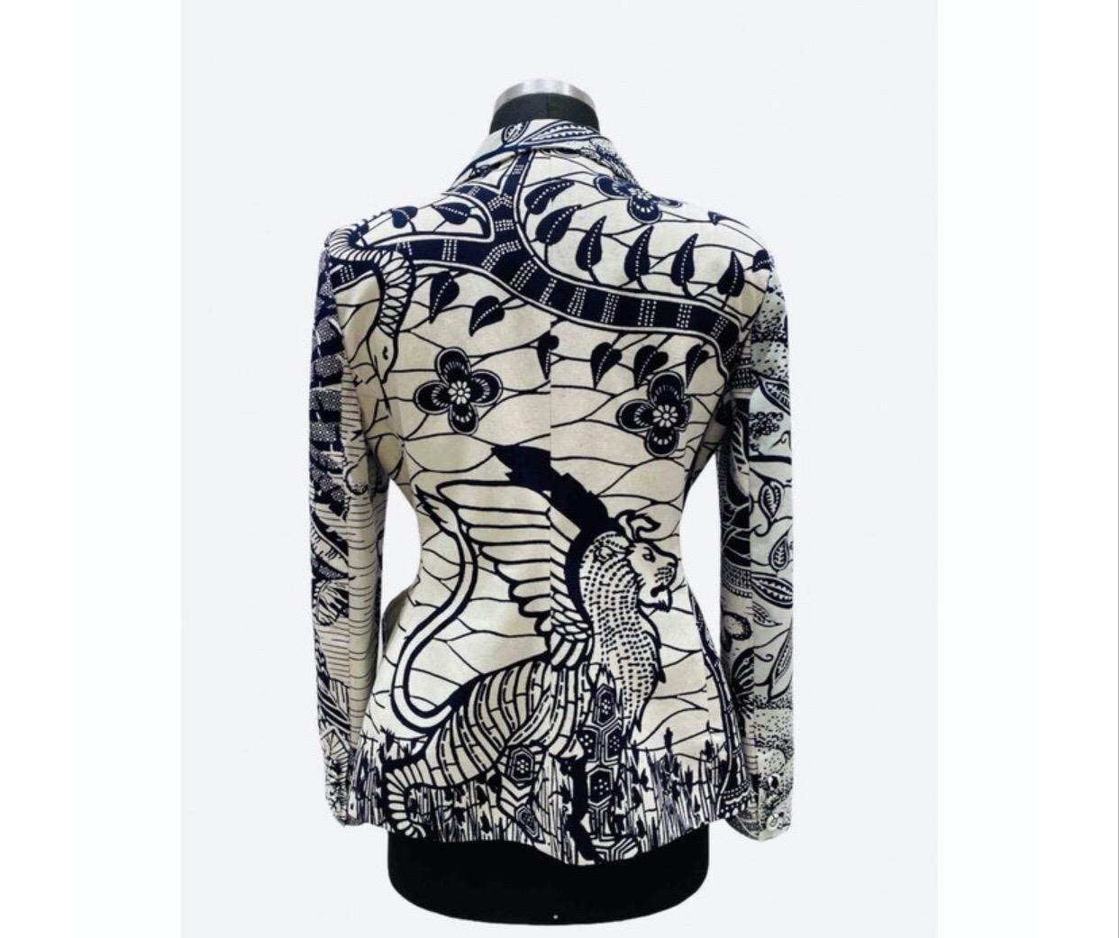 Die Bar-Jacke ist eine Ikone der New Look Kollektion, die erstmals 1947 von Christian Dior entworfen wurde. Dieser Zweireiher von Maria Grazia Chiuri ist aus Baumwolle gefertigt und gehört zur Kollektion Cruise 2020.
Sie hat einen Reverskragen und