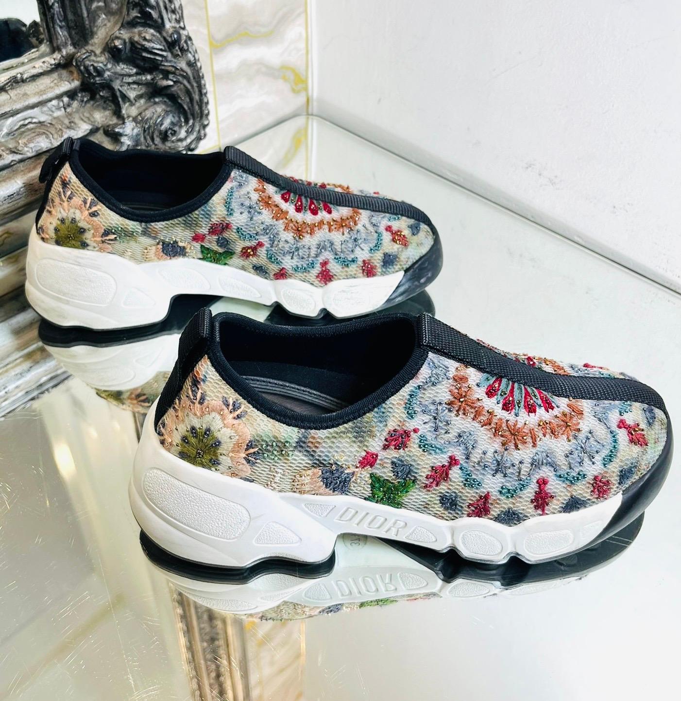 Dior Perlenbestickte Mesh-Sneakers im Zustand „Relativ gut“ im Angebot in London, GB