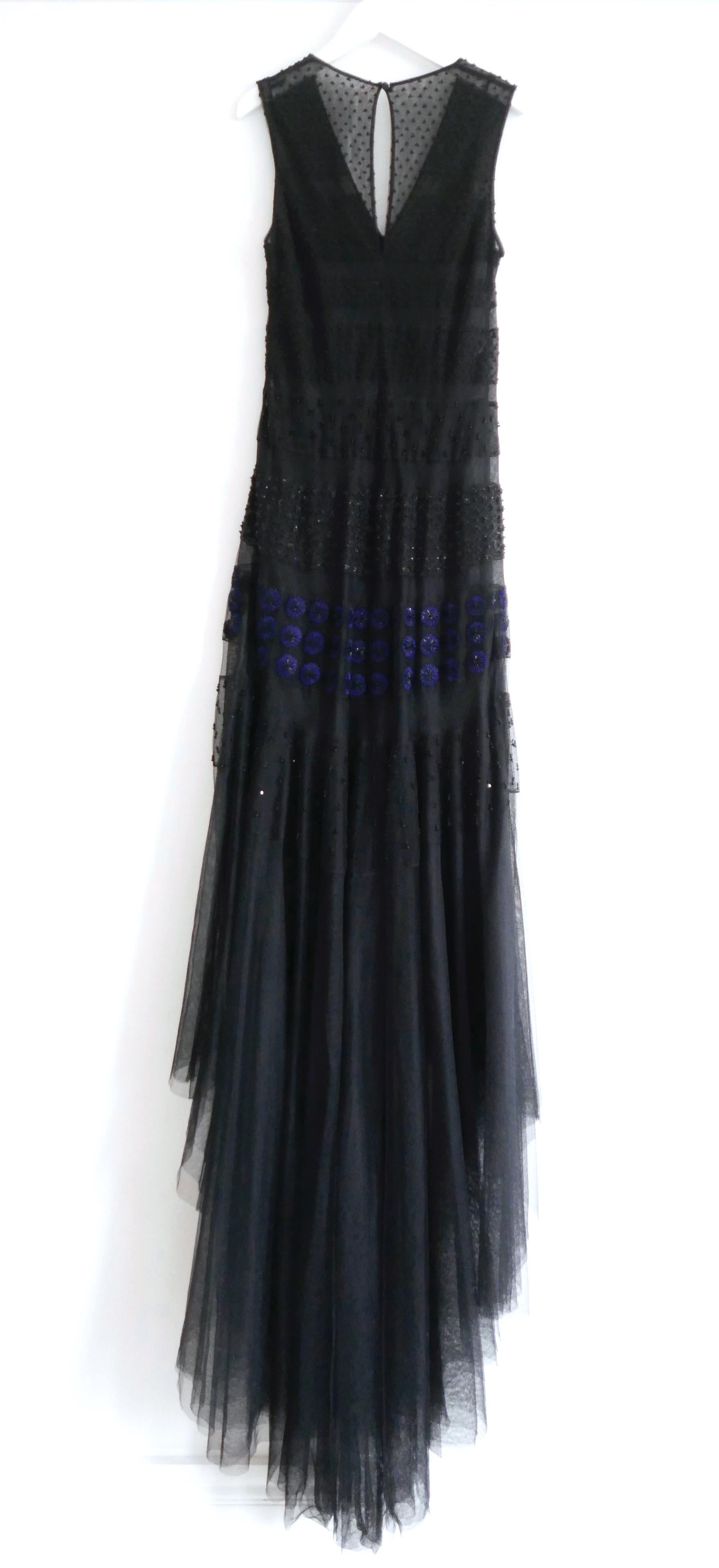 Absolut märchenhaftes Dior Perlen-Tüll-Kleid aus der Pre-Fall 2018 Kollektion. Gekauft für £6000 und einmal getragen. Hergestellt aus wunderschönem schwarzen Tüll mit atemberaubenden blauen und schwarzen Glasperlenverzierungen. Es hat ein