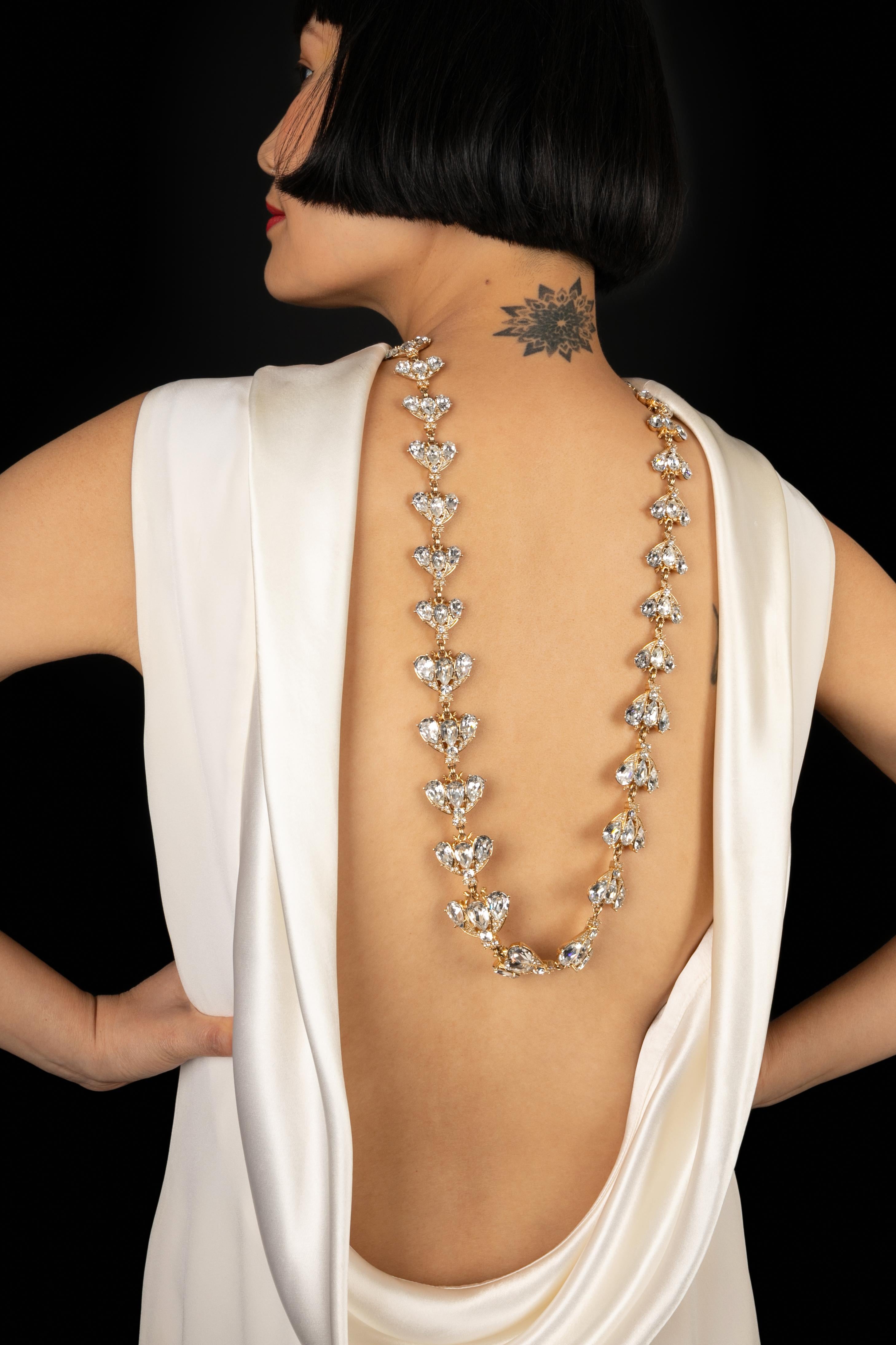 DIOR - (Made in France) Rara e lunga collana articolata in metallo dorato con strass Swarovski raffiguranti api. Gioielli degli anni '90.

Condizioni:
Ottime condizioni

Dimensioni:
Lunghezza: 93 cm

BC195