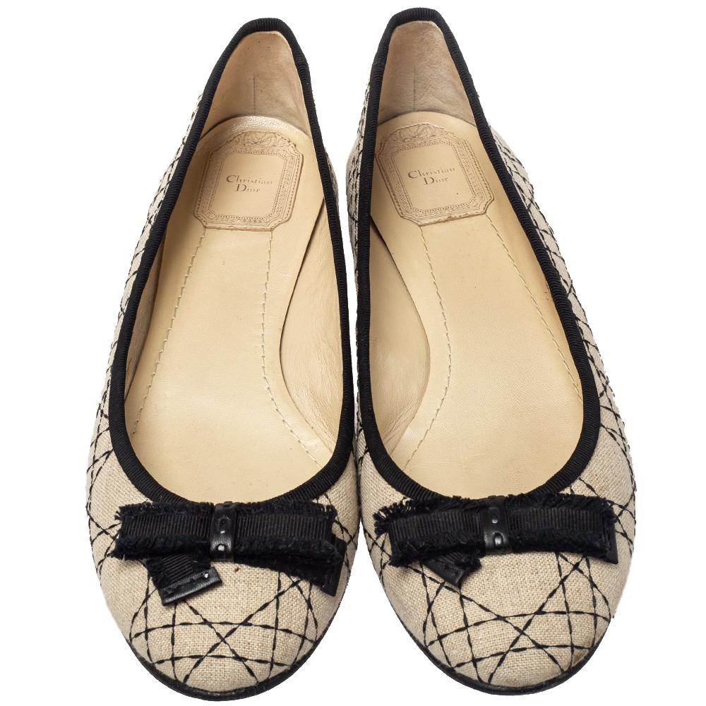 These Dior ballet flats offer the joy of comfort. Crafted from Cannage-quilted fabric, they flaunt bow details on the round toes and the CD logo on the low heels. The pair is complete with comfortable insoles for all-day ease.

