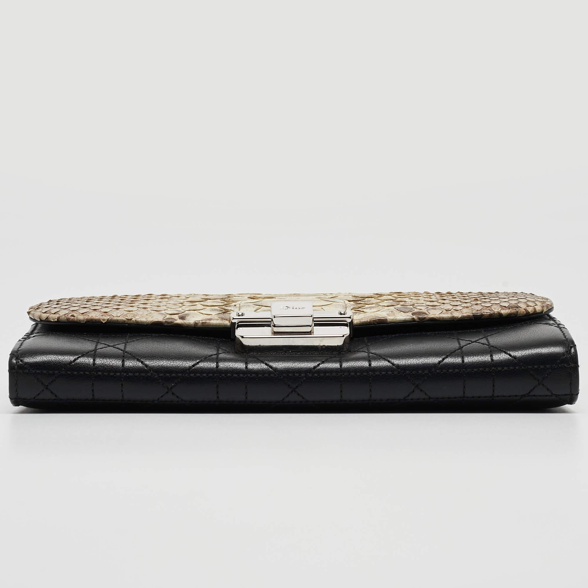 Dior Beige/Schwarz Python und Cannage Leder Diorling Kontinentale Brieftasche an Kette im Angebot 6
