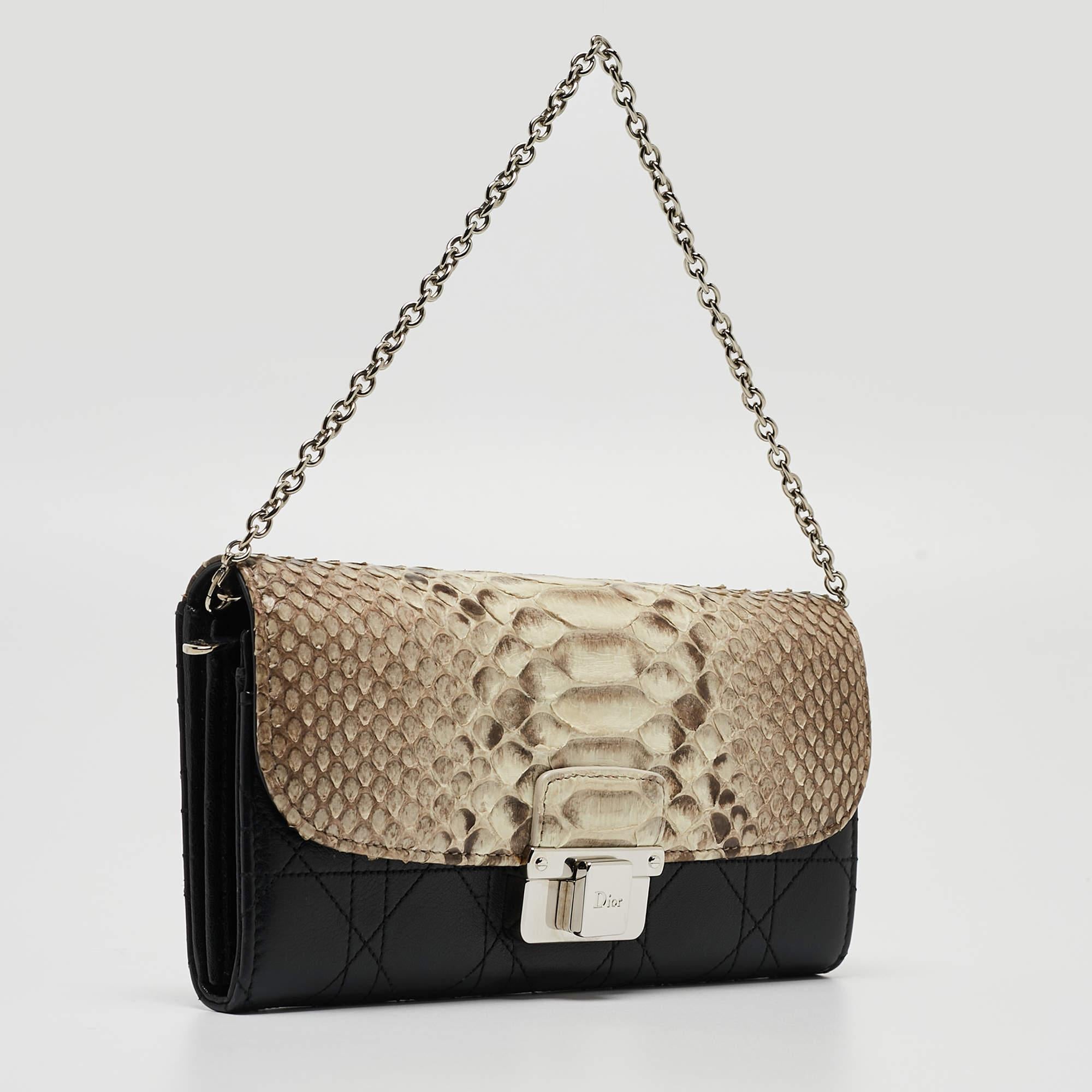 This Dior wallet on chain is conveniently designed for easy wear. It comes with a well-spaced interior for you to arrange your cards and cash neatly. This stylish piece is complete with a chain link.

