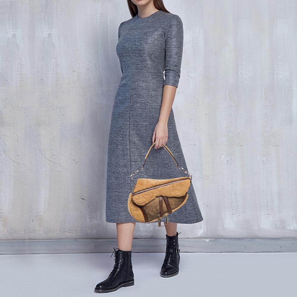 Designer bags are ideal companions for ample occasions! Here we have a fashion-meets-functionality piece crafted with precision. It has been equipped with a well-sized interior that can easily fit all your essentials.