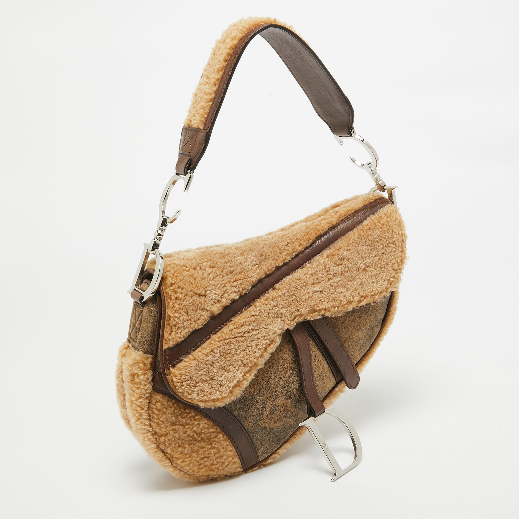 Dior Beige/Brown Shearling and Leather Saddle Bag In Good Condition For Sale In Dubai, Al Qouz 2