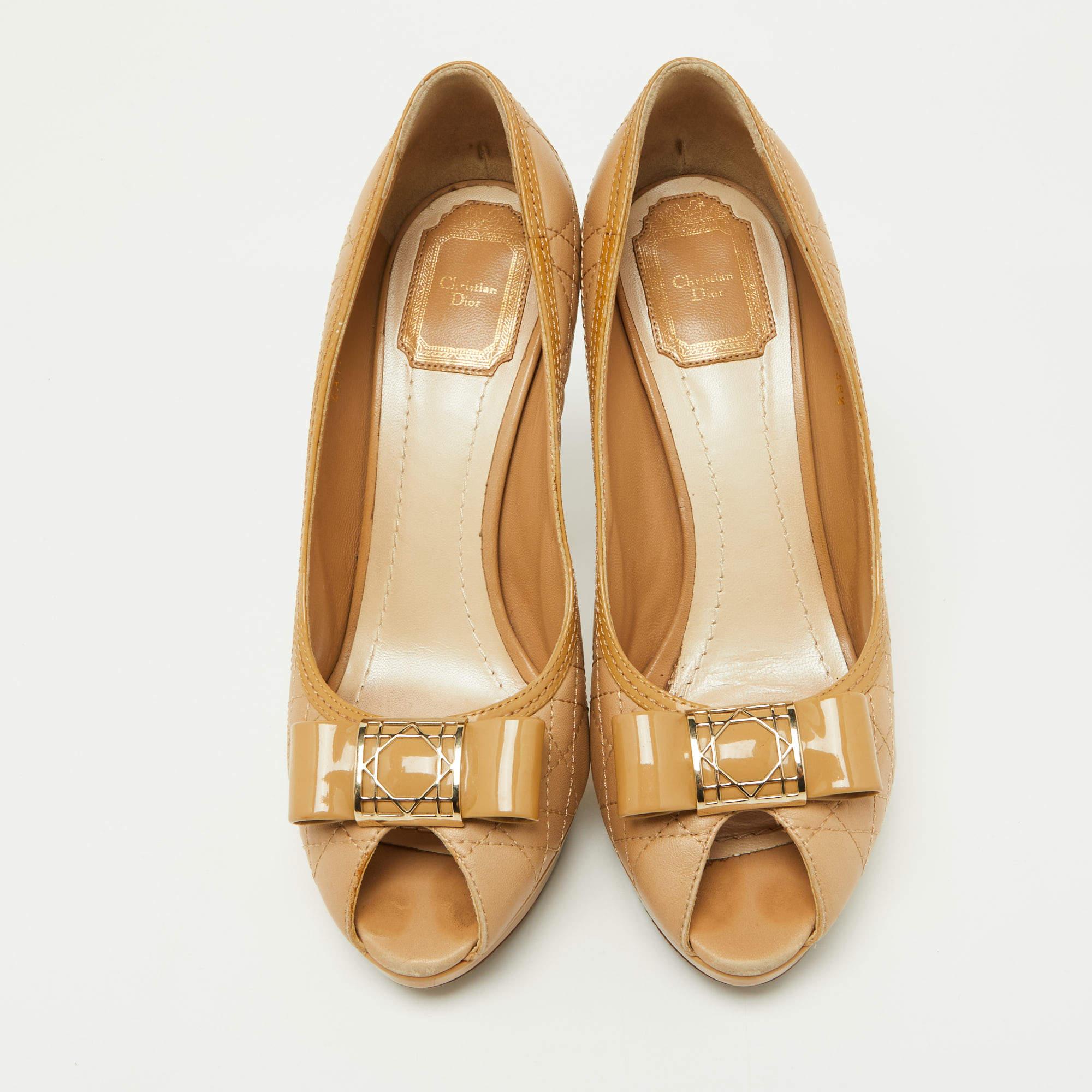 Dior Beige Cannage Leather and Patent Bow Peep Toe Platform Pumps Size 38.5 In Good Condition For Sale In Dubai, Al Qouz 2