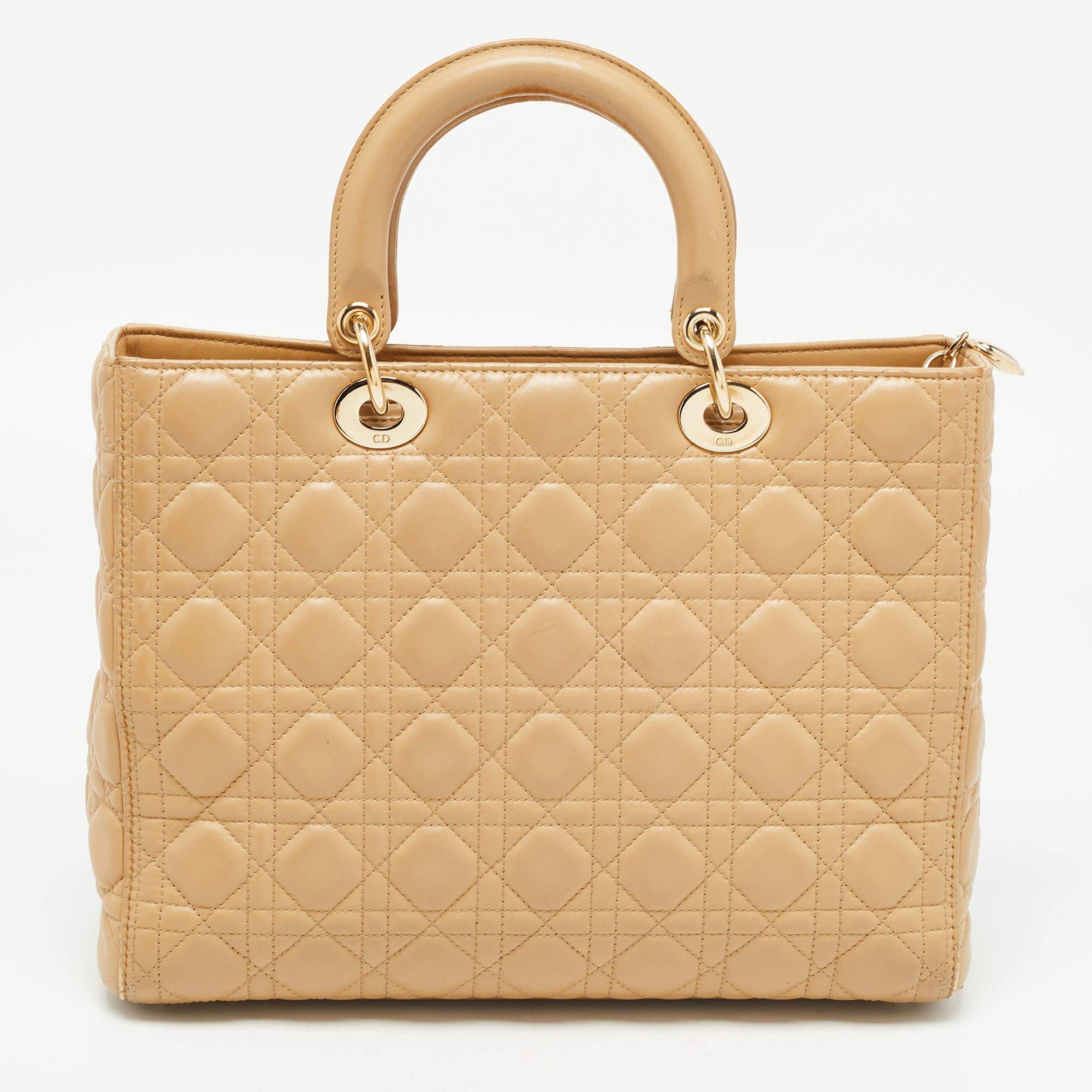 Eine klassische Handtasche verspricht dauerhafte Attraktivität und unterstreicht Ihren Stil immer wieder aufs Neue. Diese Tasche von Lady Dior ist eine solche Kreation. Das ist ein guter Kauf.

Enthält: Echtheitskarte, Infobroschüre, abnehmbarer