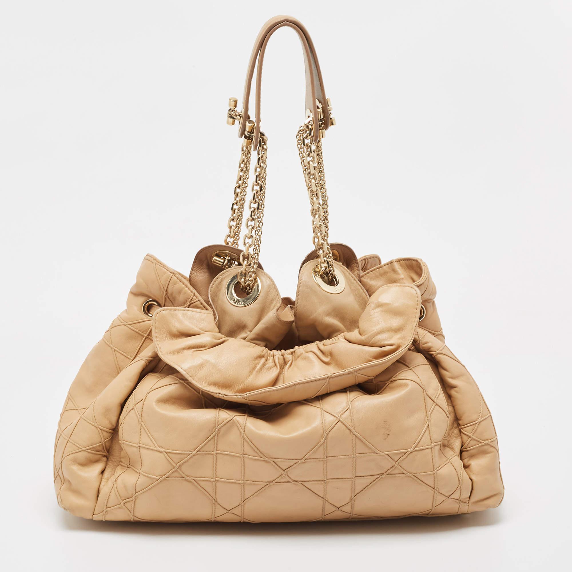 Pour un look complet avec du style, du goût et une touche de Lux, ce sac de créateur est le complément parfait. Affichez cette beauté sur votre épaule et savourez le goût du luxe qu'elle vous laisse.

