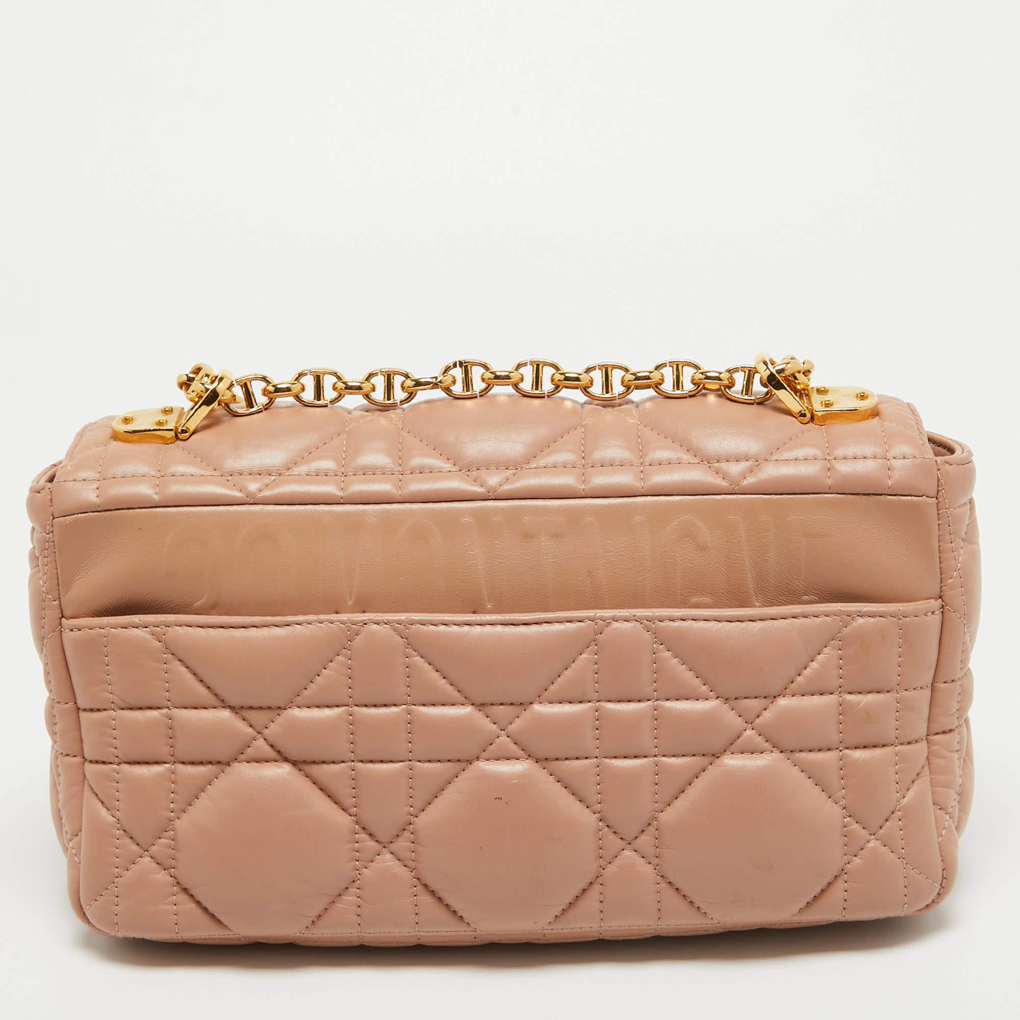 Les sacs de créateurs sont des compagnons idéaux pour de nombreuses occasions ! Nous avons ici une pièce qui allie mode et fonctionnalité, fabriquée avec précision. Il a été doté d'un intérieur bien dimensionné qui peut facilement accueillir tous