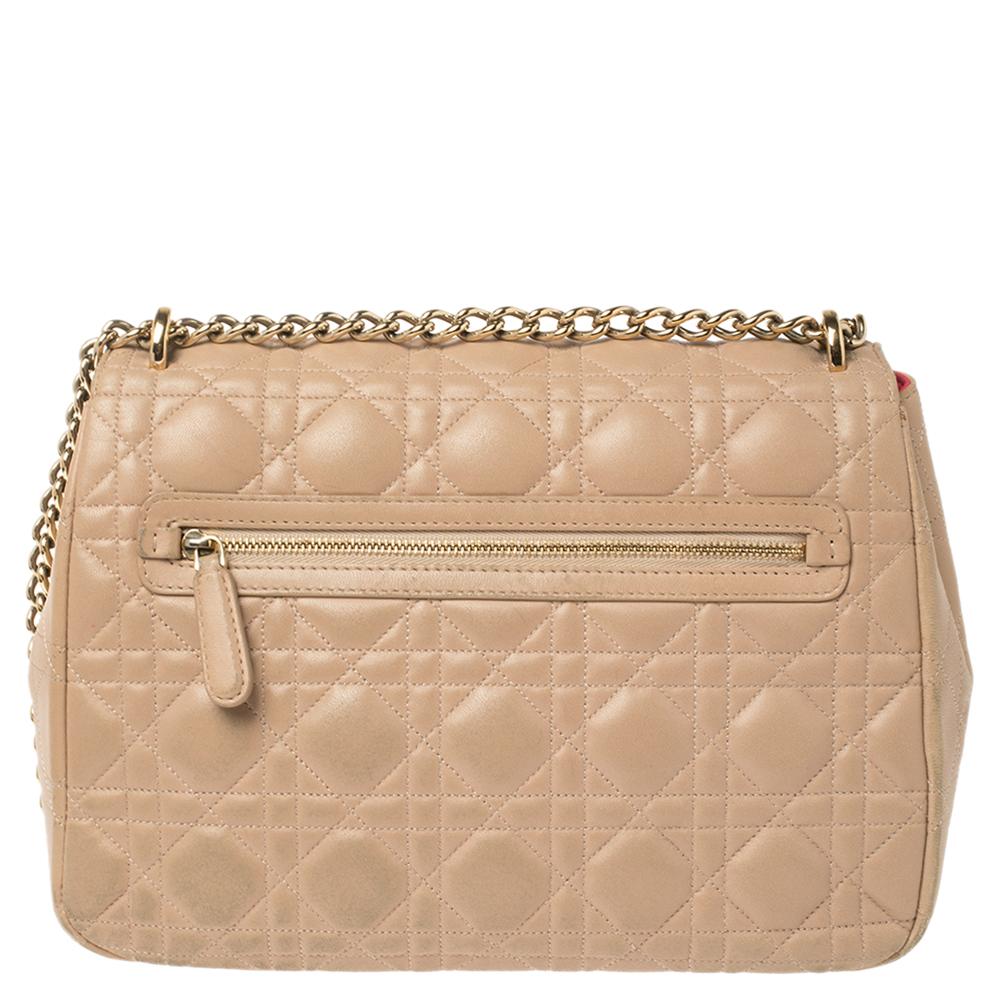 Klappentaschen wie diese Miss Dior werden nie aus der Mode kommen. Diese aus Leder gefertigte Tasche von Dior hat eine gesteppte Außenseite aus beigem Cannage und einen Riemen mit Kettengliedern. Die vordere Klappe ist mit einem goldfarbenen