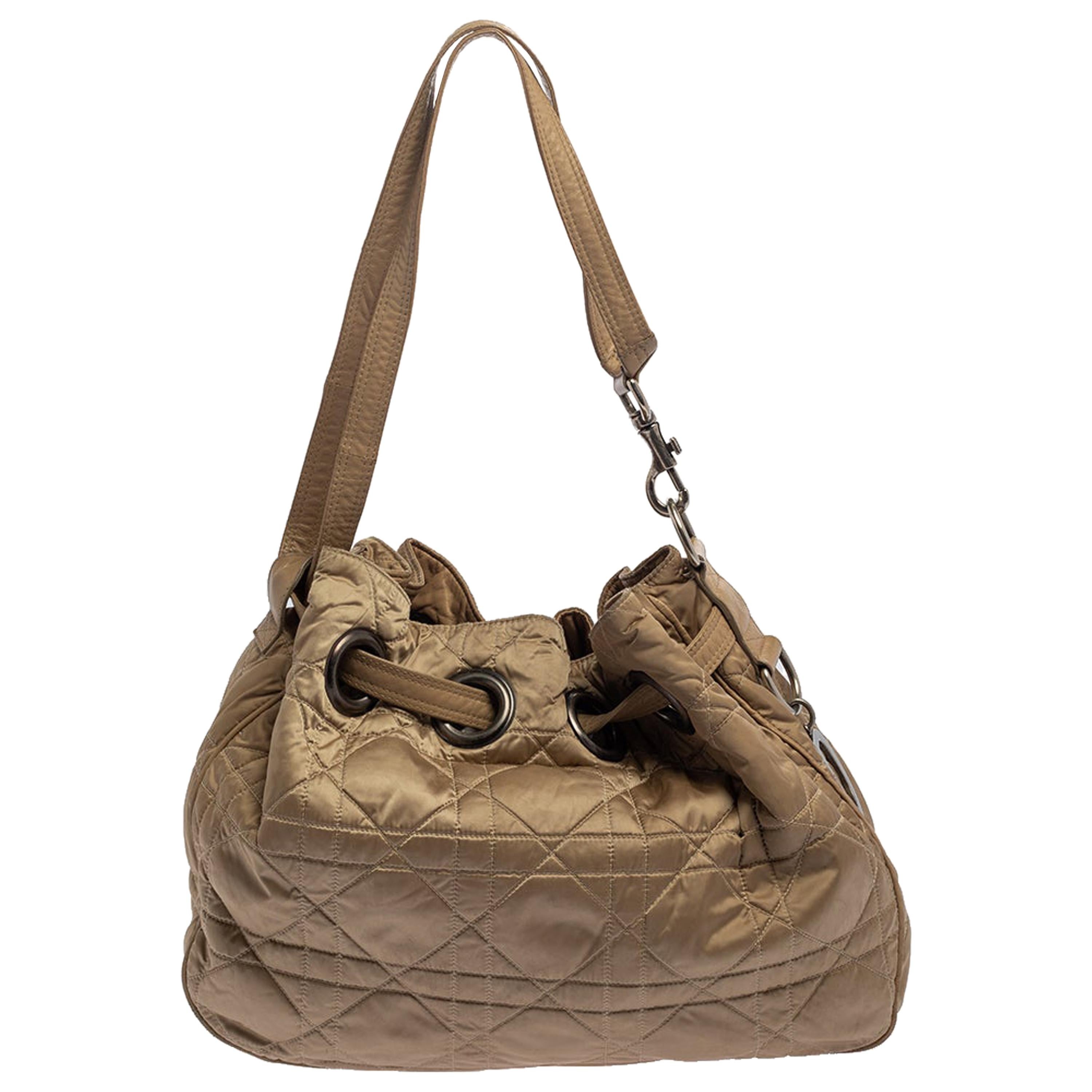 Dior - Sac à bandoulière à cordon de serrage en nylon et cuir beige cannage en vente