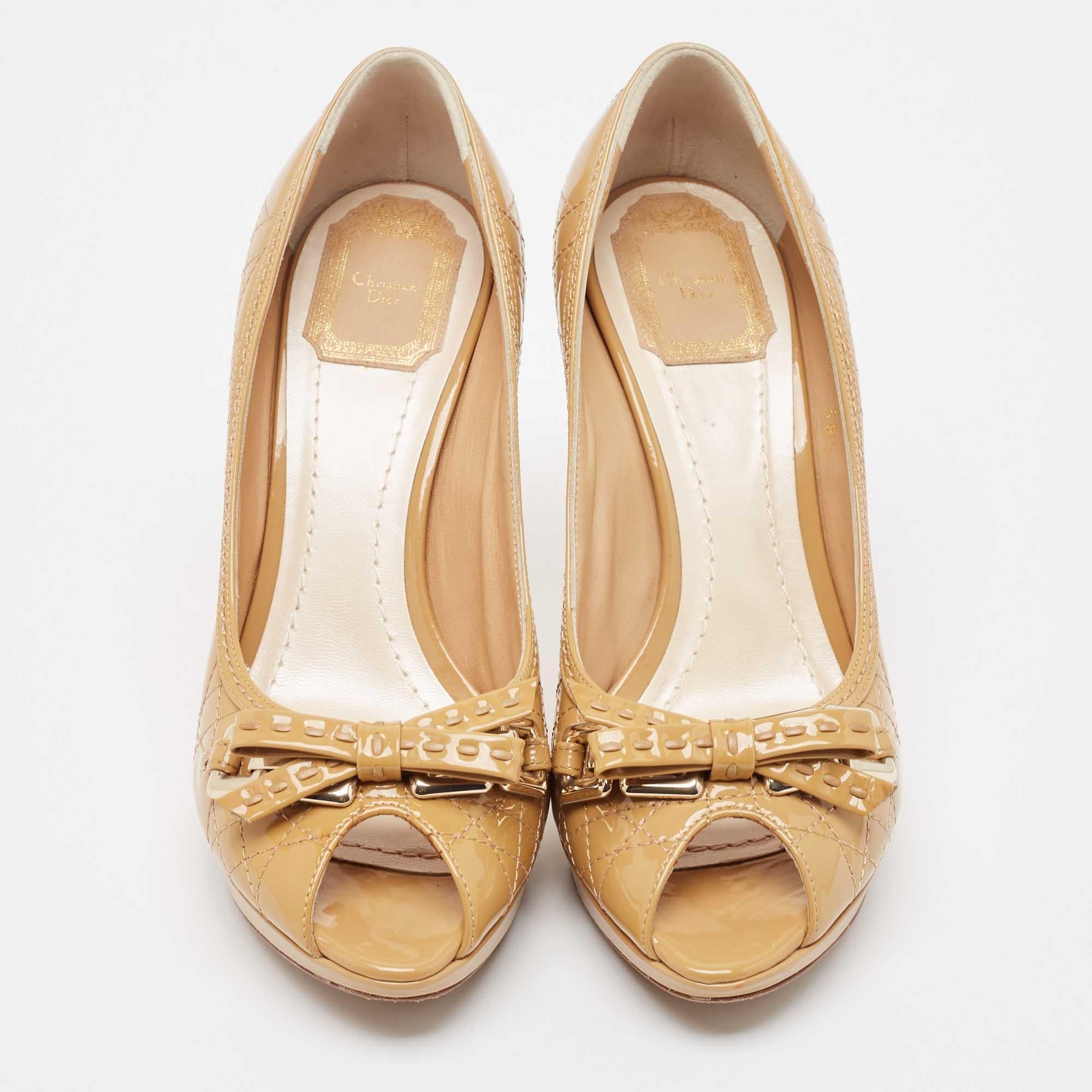 Dior Beige Cannage Patent Bow Peep Toe Pumps Size 38.5 In Good Condition For Sale In Dubai, Al Qouz 2