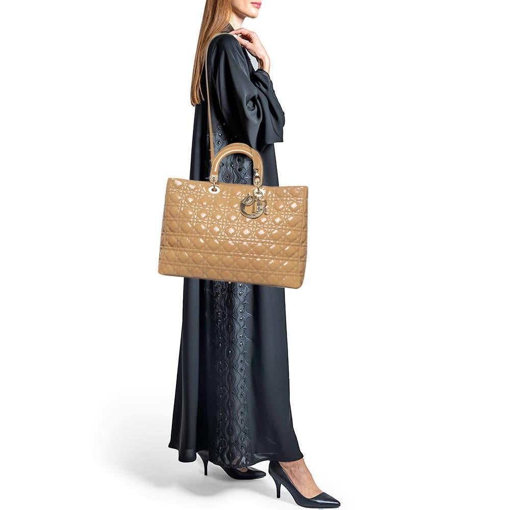 Dior Beige Cannage Lackleder Extra große Lady Dior Tote im Zustand „Relativ gut“ in Dubai, Al Qouz 2