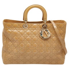 Dior Sac cabas Lady Dior extra large en cuir verni beige cannage