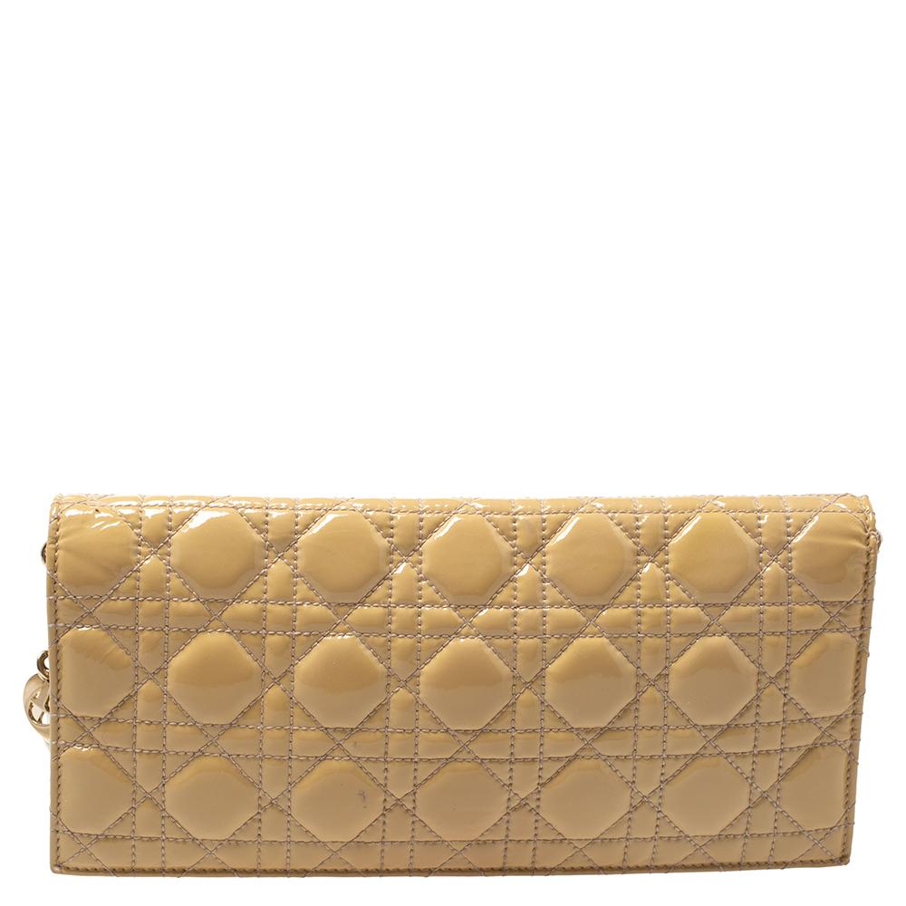 A symbol of elegance and refinement, this Lady Dior clutch has gained recognition worldwide and even today is a coveted bag that every fashionista craves to possess. It is crafted from patent leather and carries the signature Cannage quilt. It is