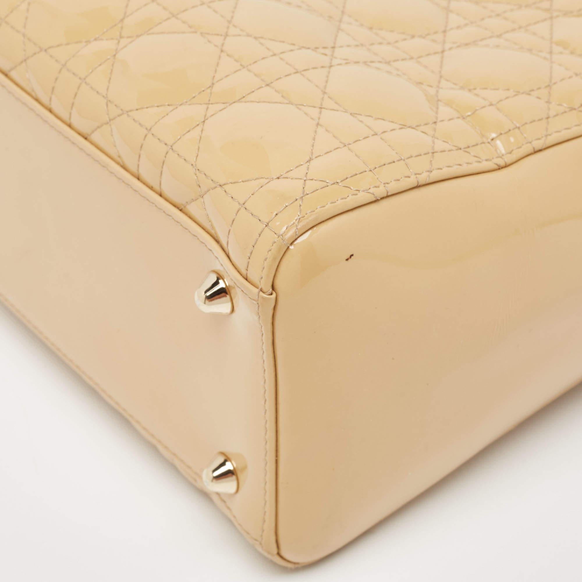 Dior grand sac cabas Lady Dior en cuir verni beige cannage 6