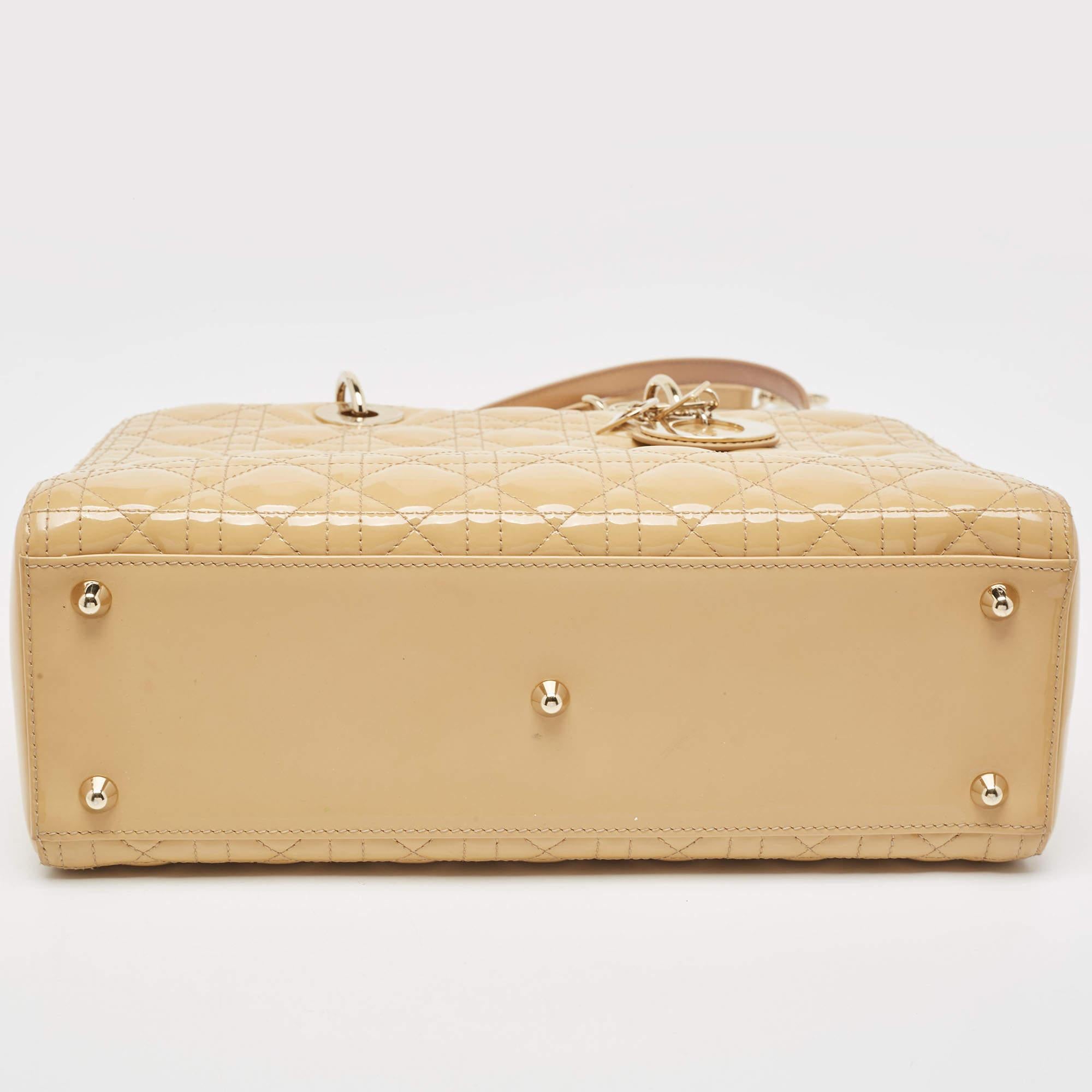 Dior grand sac cabas Lady Dior en cuir verni beige cannage 8