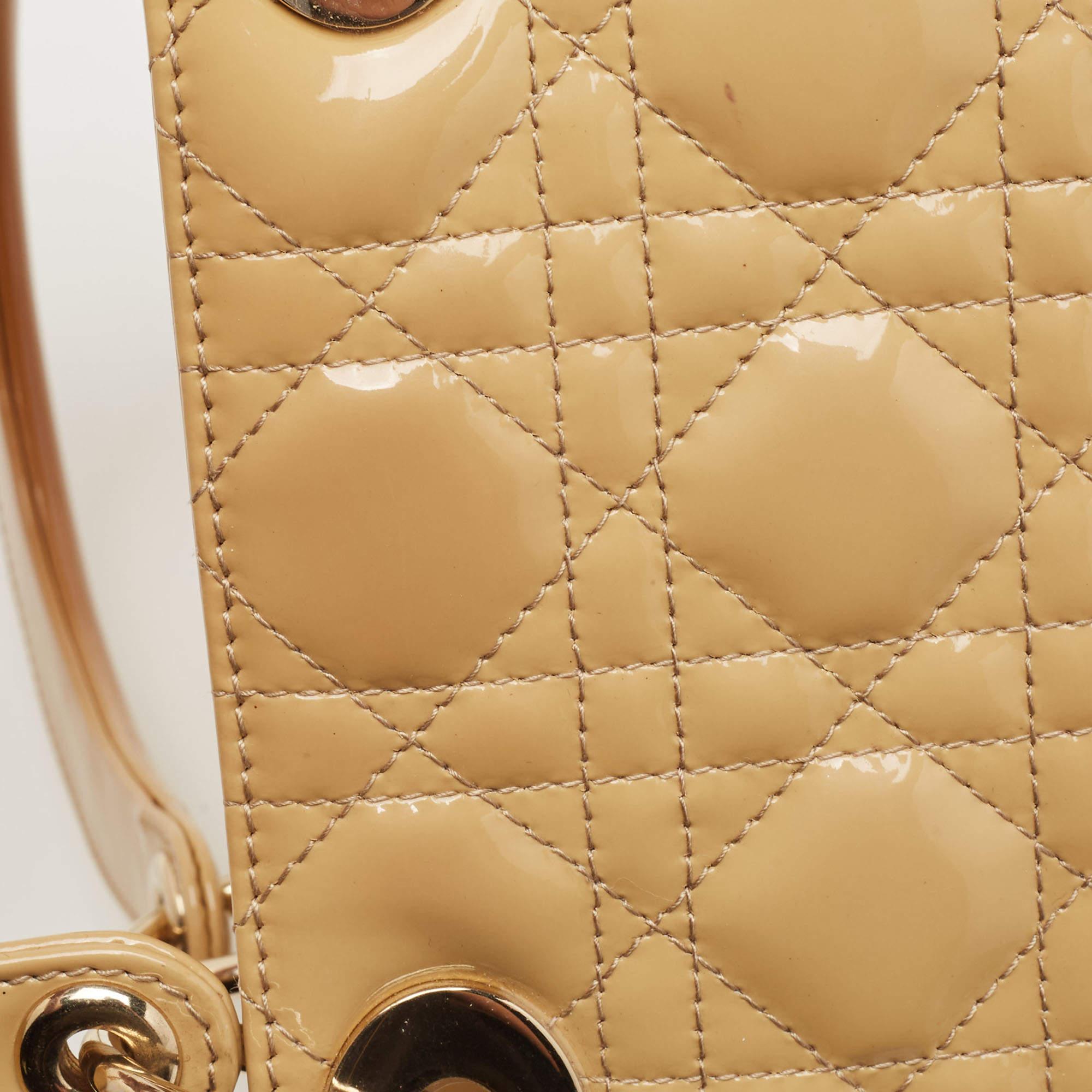 Dior grand sac cabas Lady Dior en cuir verni beige cannage 9