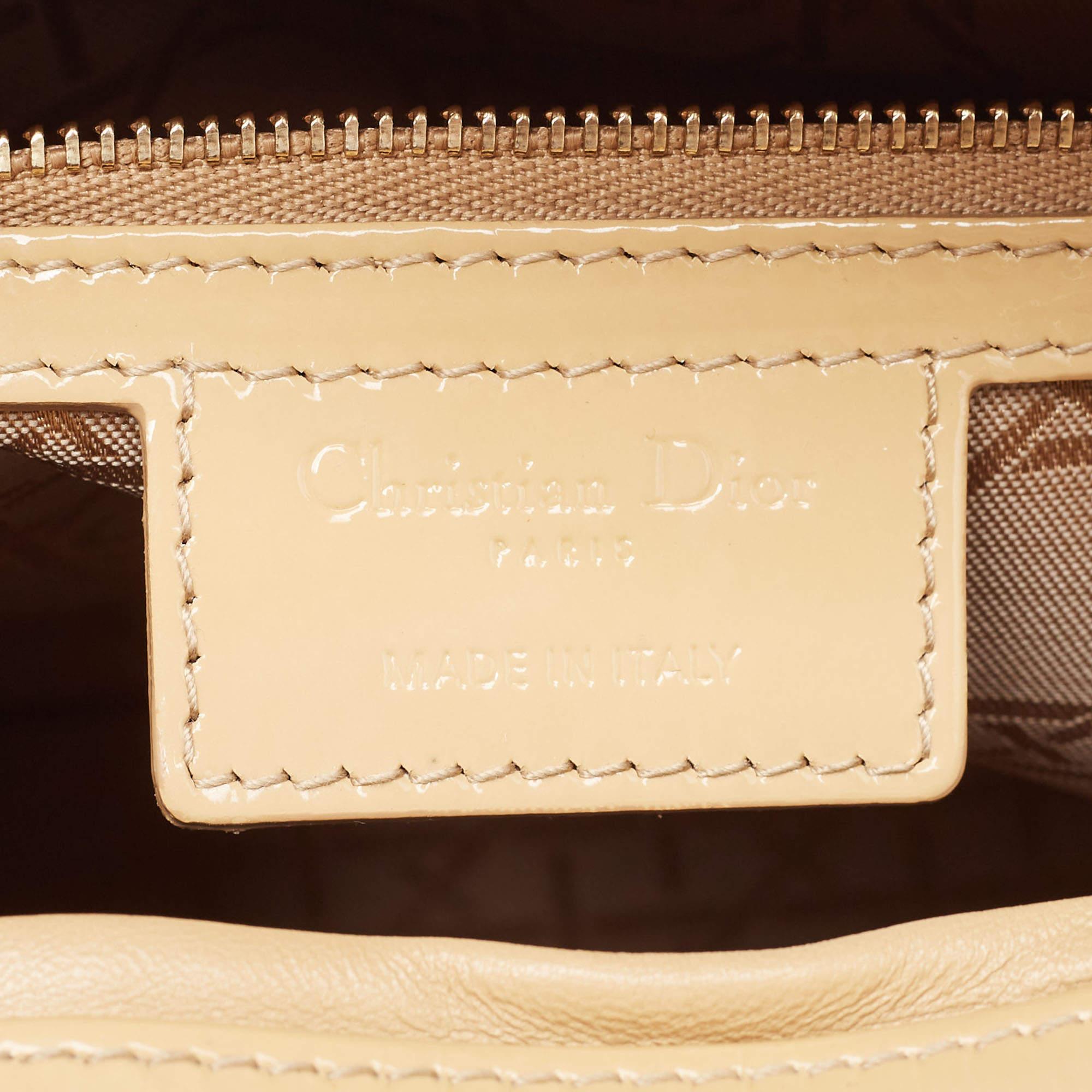 Dior grand sac cabas Lady Dior en cuir verni beige cannage 12