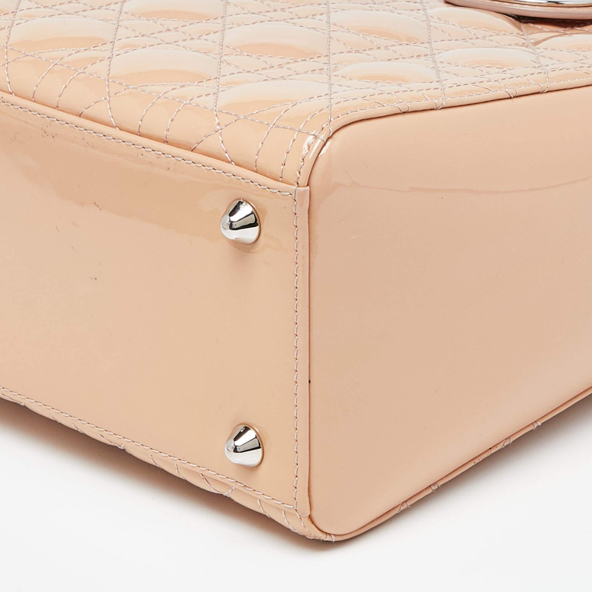 Beige Dior grand sac cabas Lady Dior en cuir verni beige cannage
