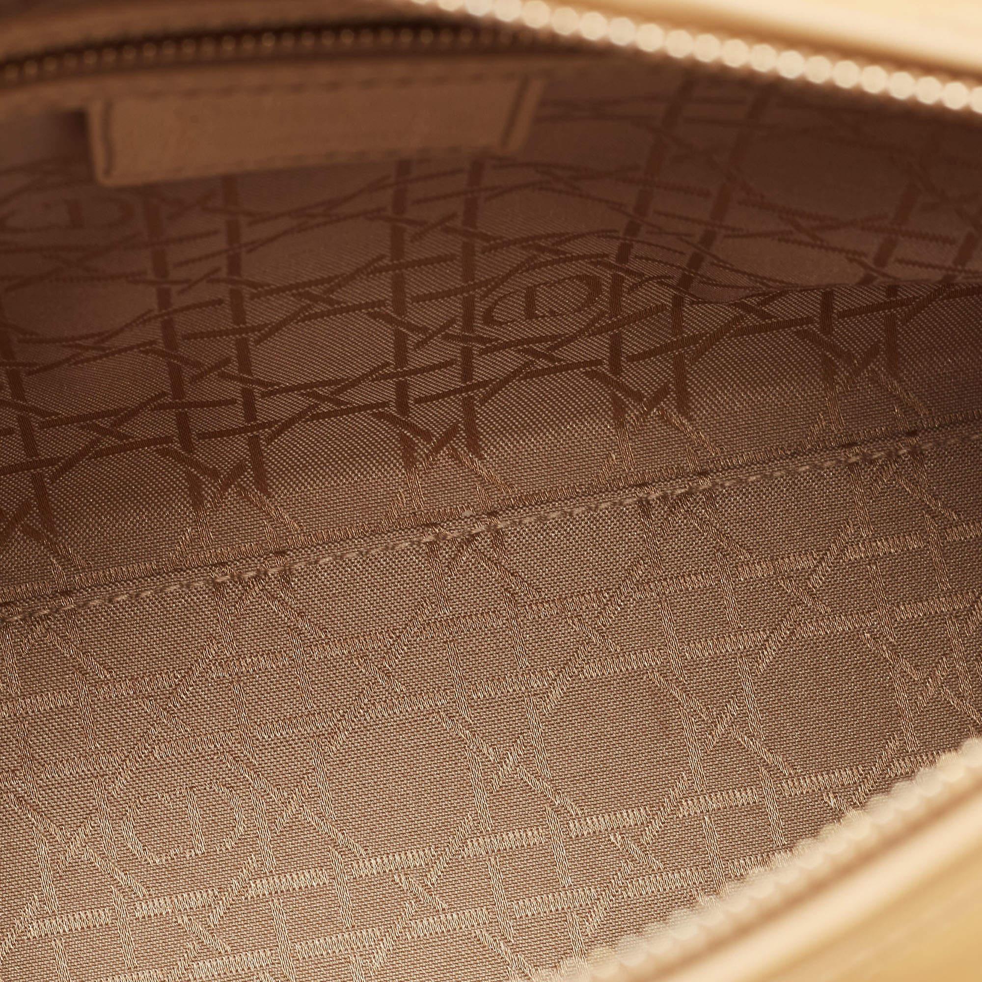 Dior grand sac cabas Lady Dior en cuir verni beige cannage Bon état à Dubai, Al Qouz 2