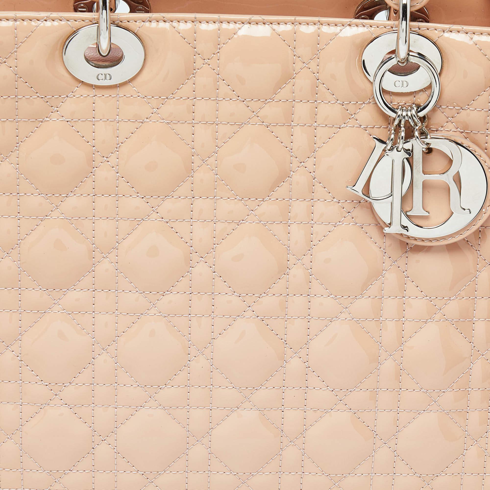 Dior grand sac cabas Lady Dior en cuir verni beige cannage Bon état à Dubai, Al Qouz 2