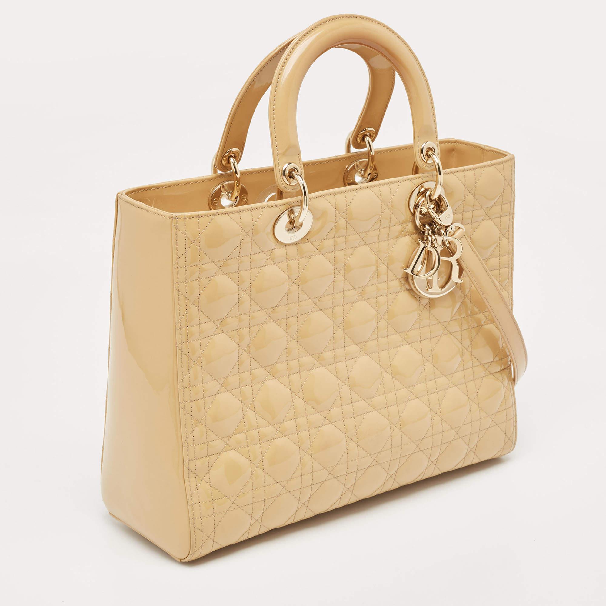 Dior grand sac cabas Lady Dior en cuir verni beige cannage 2
