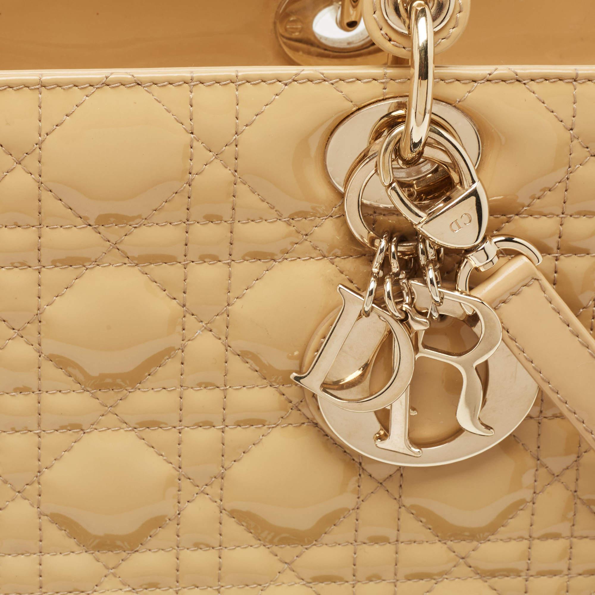Dior grand sac cabas Lady Dior en cuir verni beige cannage 3