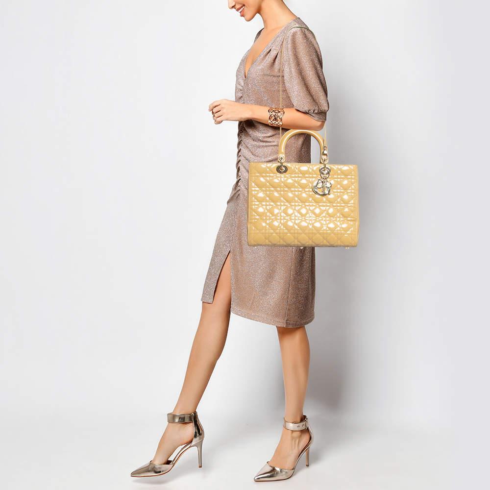 Dior grand sac cabas Lady Dior en cuir verni beige cannage 5