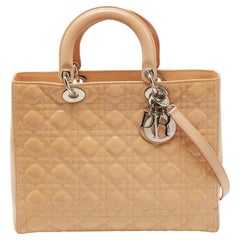 Dior grand sac cabas Lady Dior en cuir verni beige cannage