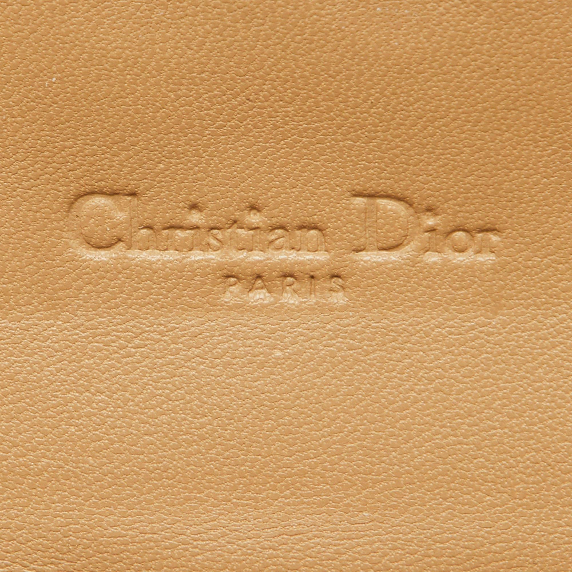 Dior Portefeuille à nouvelle fermeture sur chaîne en cuir verni beige cannage en vente 6