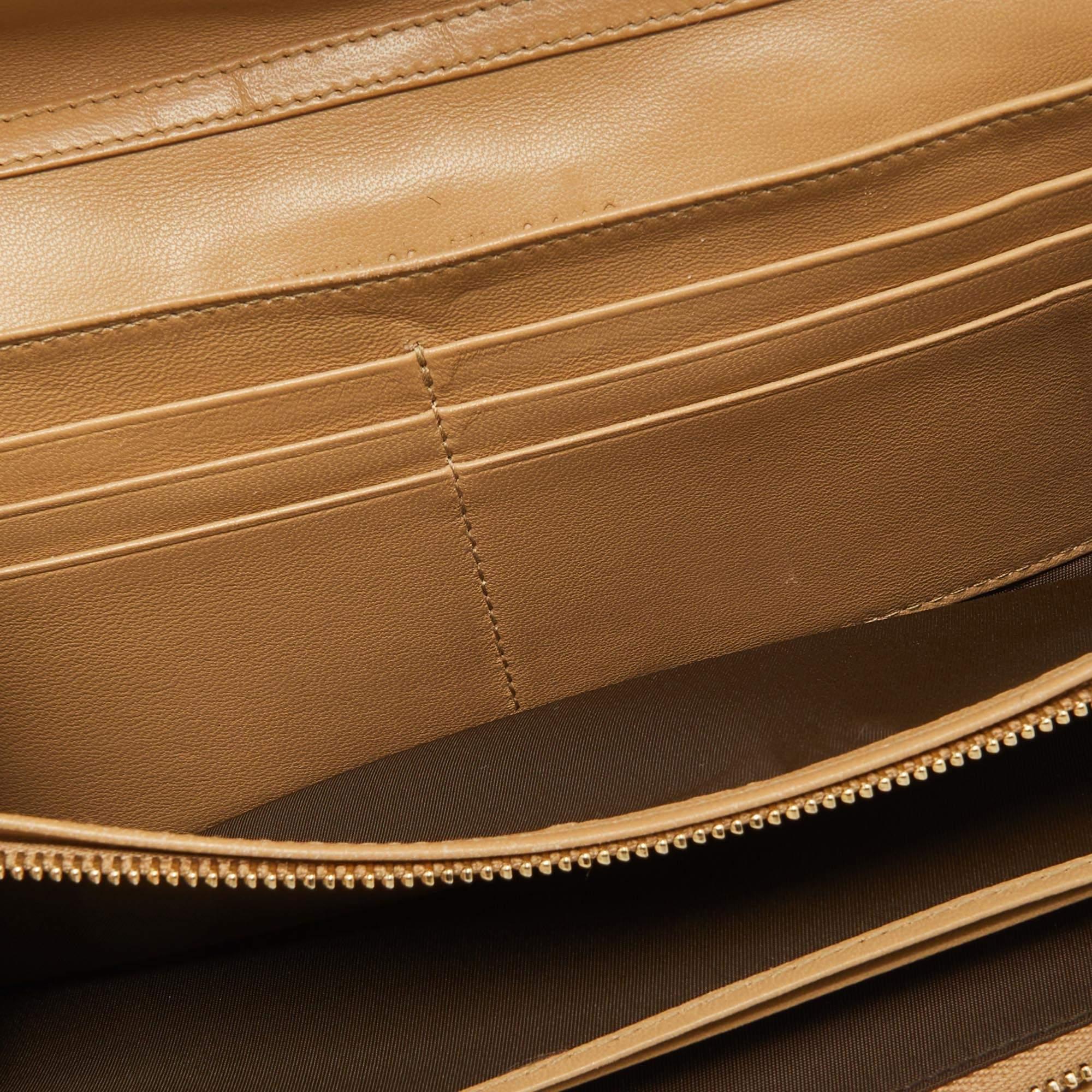 Dior Portefeuille à nouvelle fermeture sur chaîne en cuir verni beige cannage Pour femmes en vente