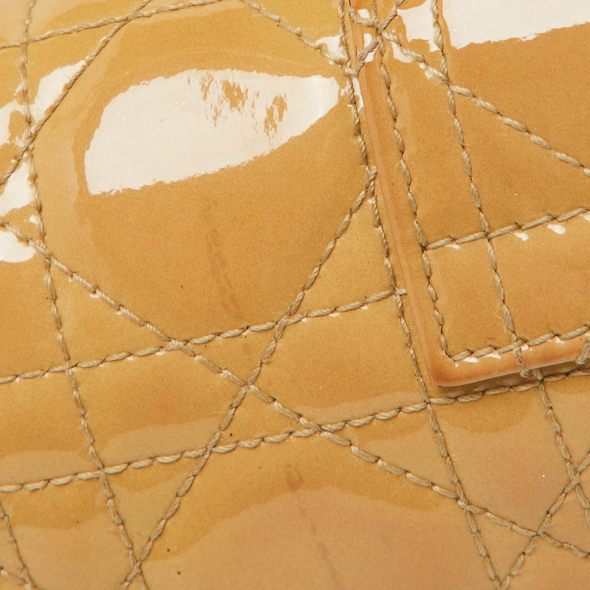Dior Portefeuille à nouvelle fermeture sur chaîne en cuir verni beige cannage en vente 1