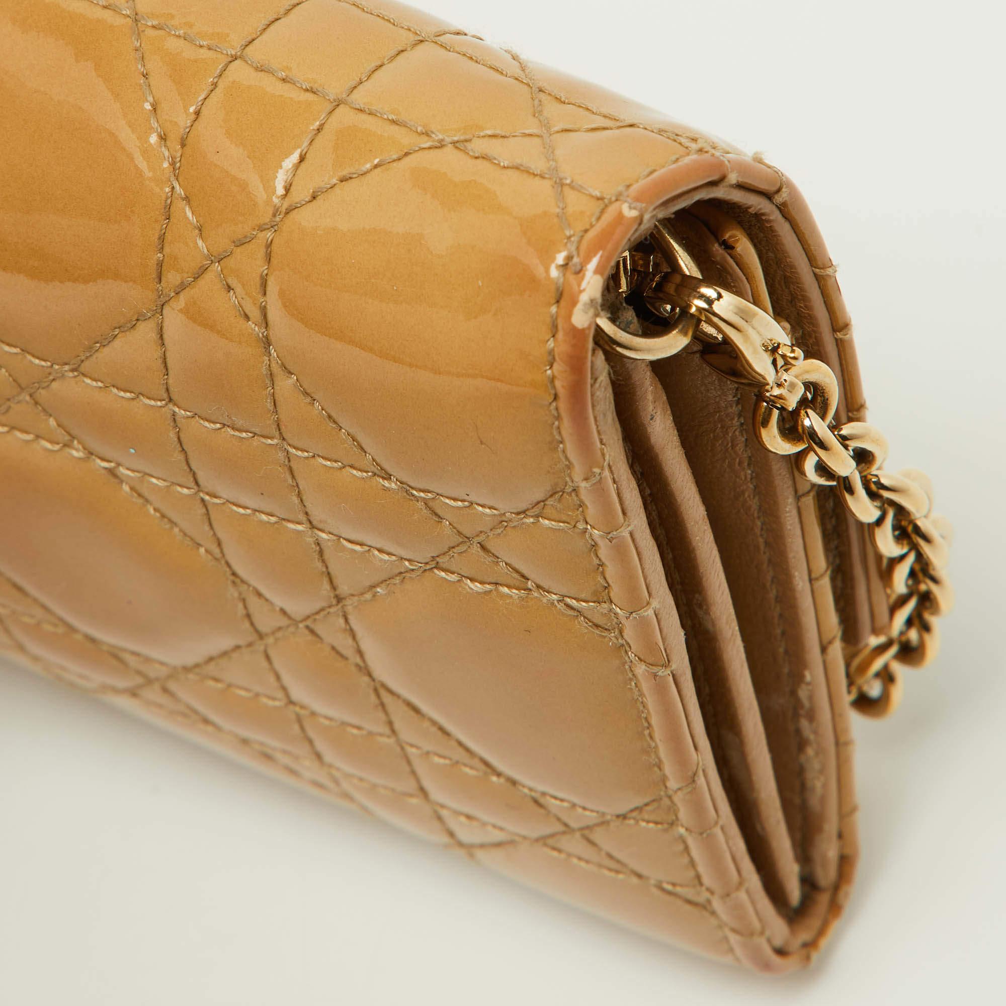 Dior Portefeuille à nouvelle fermeture sur chaîne en cuir verni beige cannage en vente 3