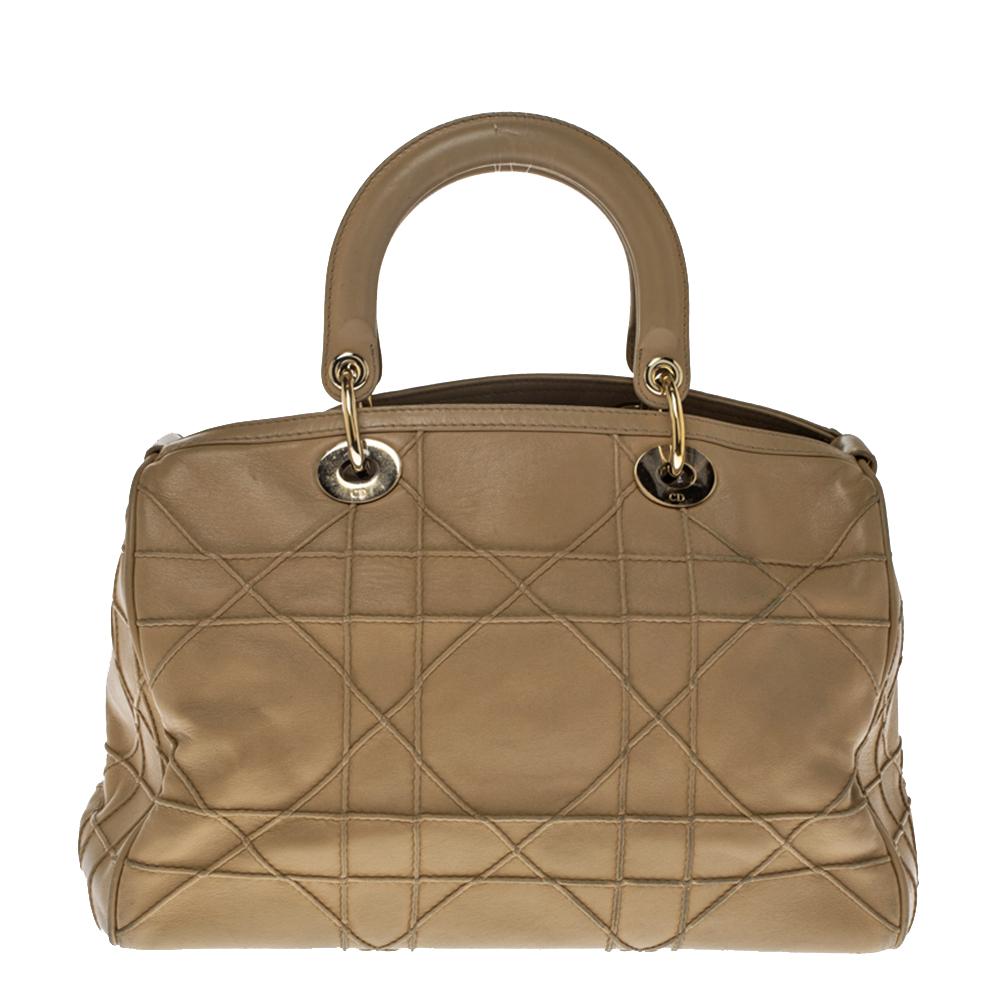 This Granville Polochon from Dior is a bag that every fashionista craves to possess. The bag has been crafted from Cannage leather and it carries a sleek beige exterior. It is equipped with a fabric interior, two rolled handles with a detachable