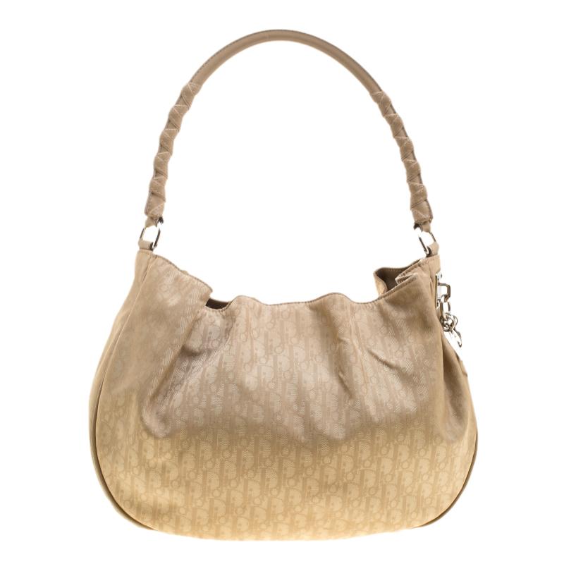 Look great and set a trend by adorning this canvas coated leather bag. The refreshing and vivid beige shade looks extremely appealing and will complement your evening dress perfectly. You can always travel in style when you pack your essentials in