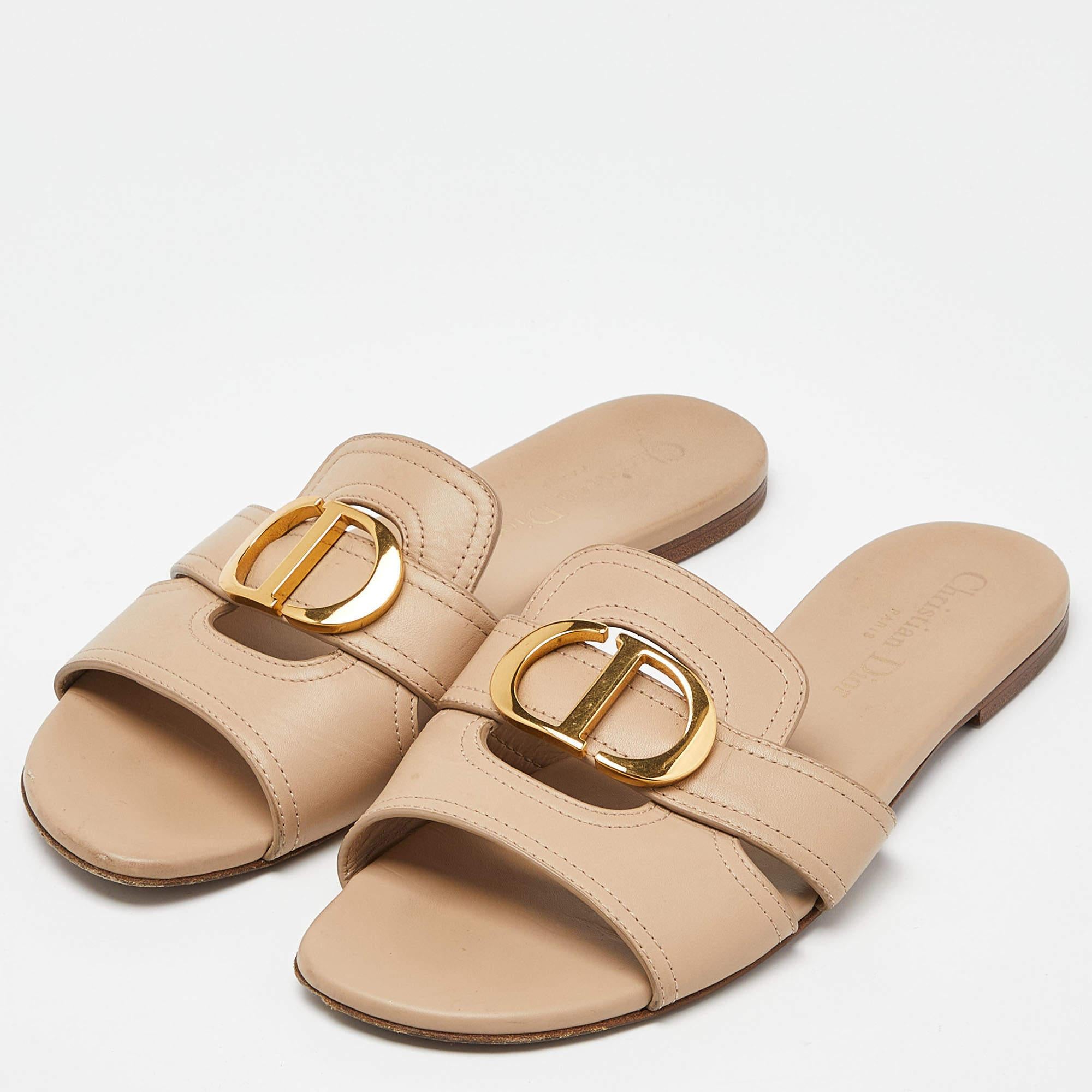 Dior's 30 Montaigne sandal is a wardrobe essential. Crafted from leather, the slides feature a CD logo in gold-tone metal, open toes, and durable soles. The 30 Montaigne can be paired with a variety of looks.


