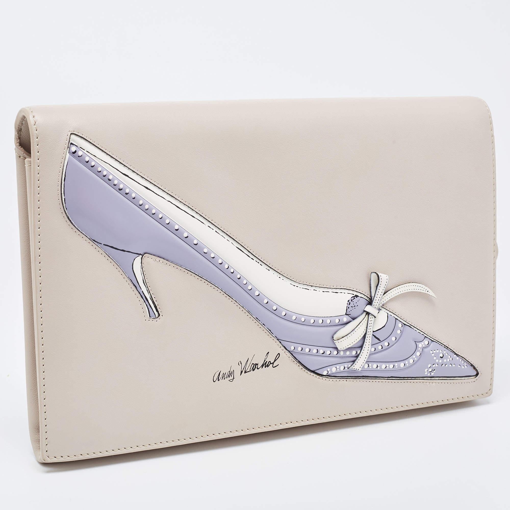 This Dior Andy Warhol clutch is a creation marked by excellent craftsmanship and refined style. This flap-style clutch is crafted with skill and impeccably finished to be a luxurious accessory in your hand.

