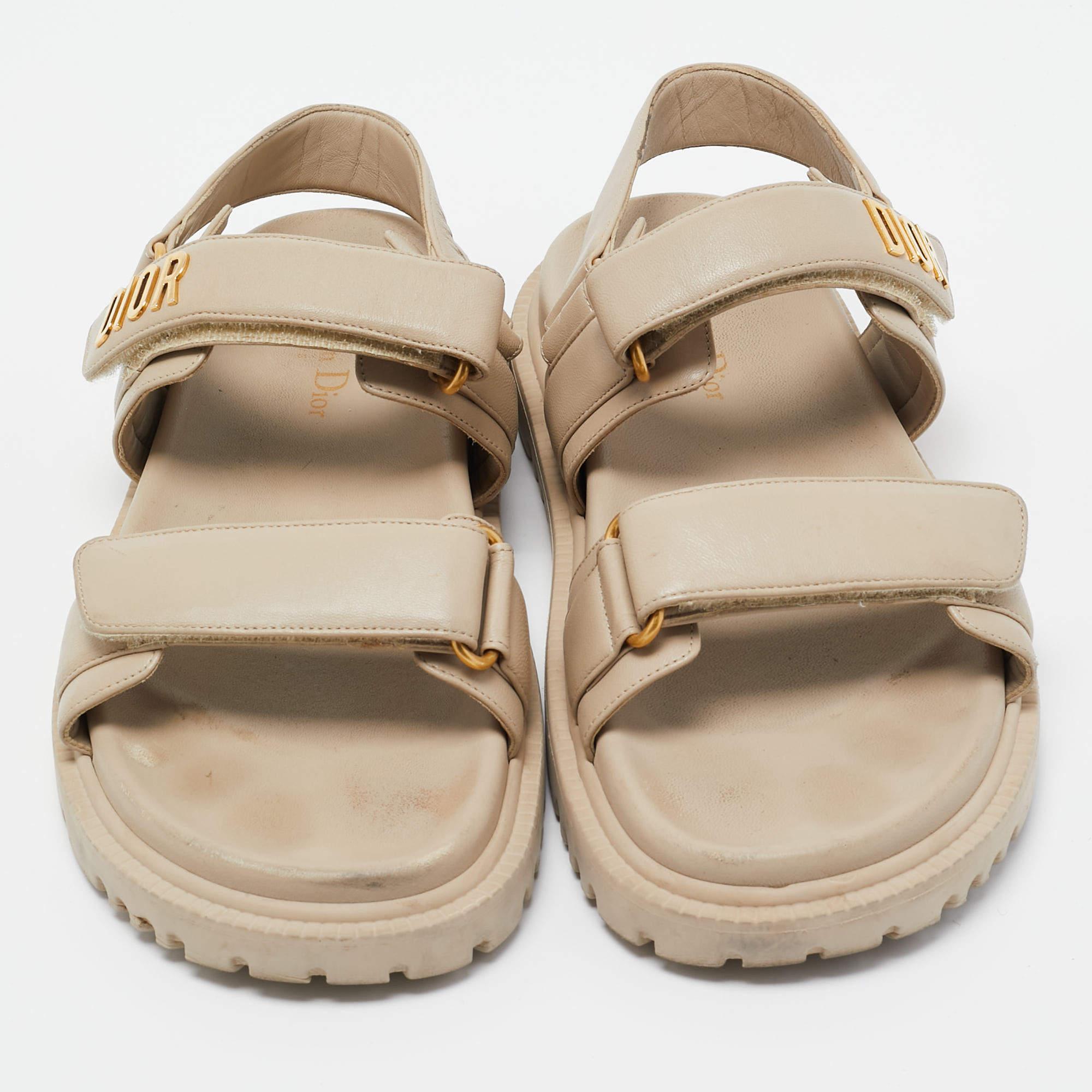 These sandals will frame your feet in an elegant manner. Crafted from quality materials, they display a classy design and comfortable insoles.

