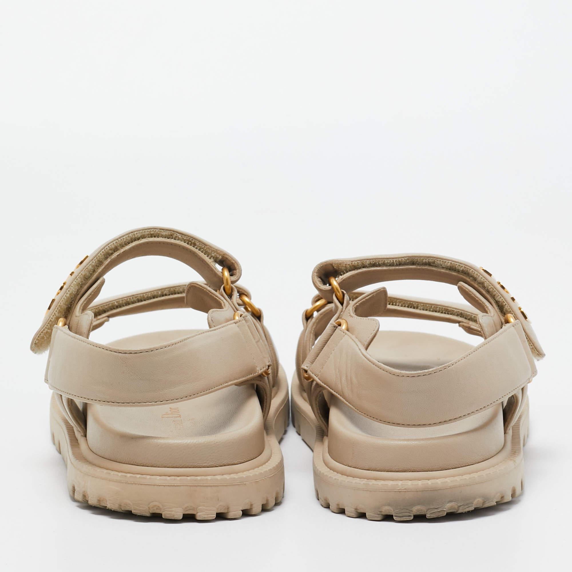 Dior Beige Leather Dior Act Flat Sandals Size 39 In Good Condition In Dubai, Al Qouz 2