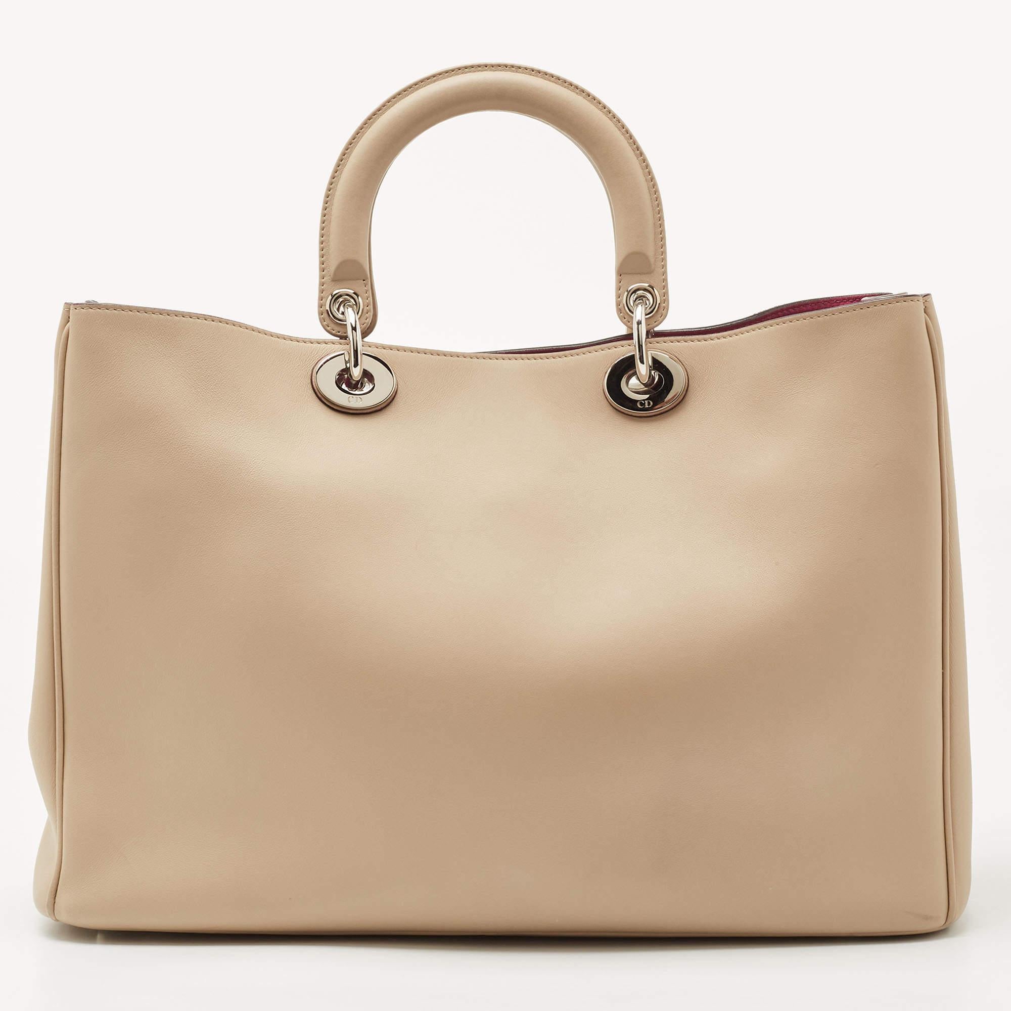The Diorissimo perfectly captures the refined craftsmanship and the brand's vision of timeless elegance. The spacious interior makes this Dior tote a highly functional accessory. Created from leather, it is complemented with dual top handles, a