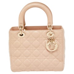 Sac cabas Lady Dior de taille moyenne en cuir beige